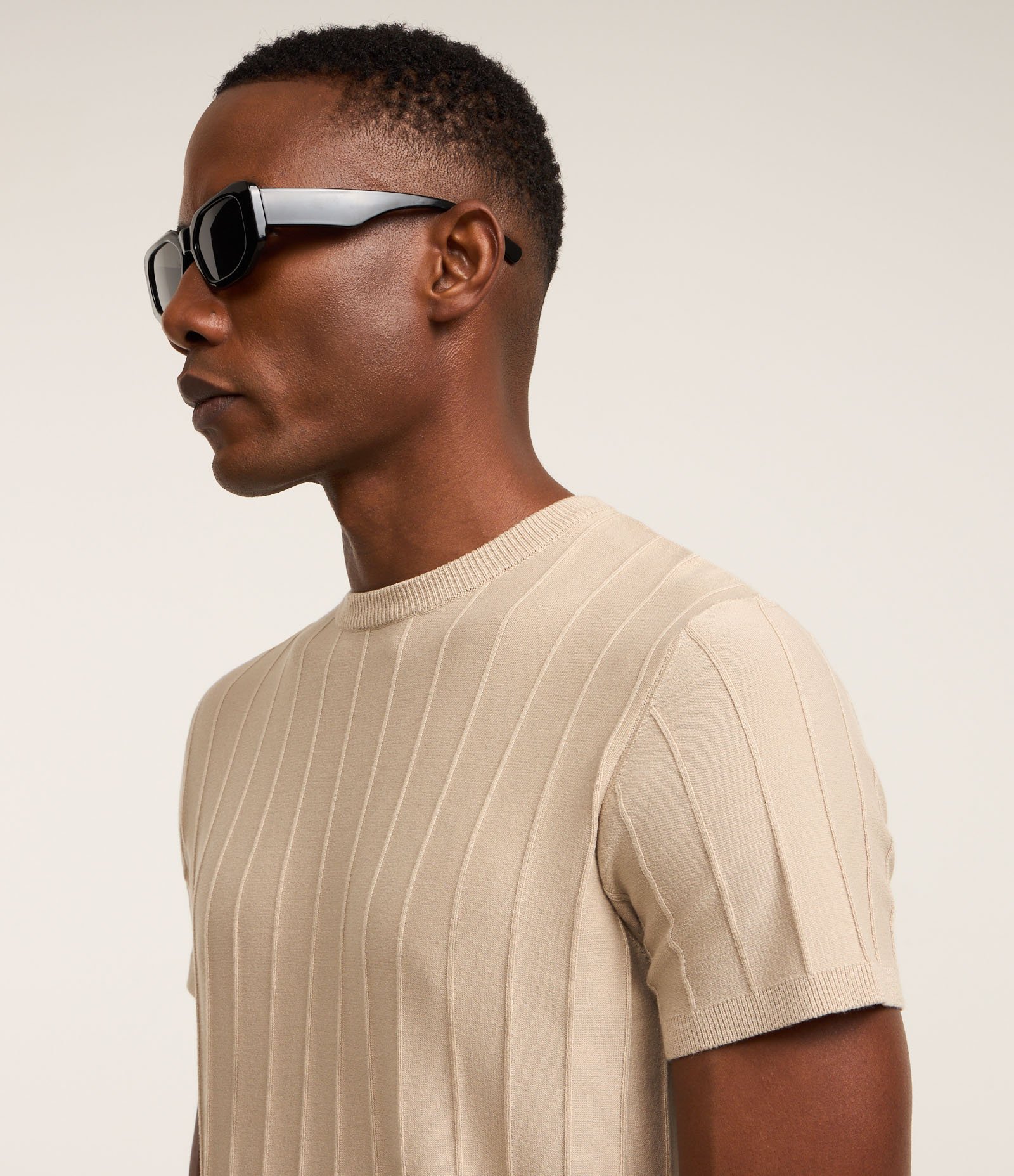 Camiseta Slim em Tricô com Relevos Verticais Bege 4