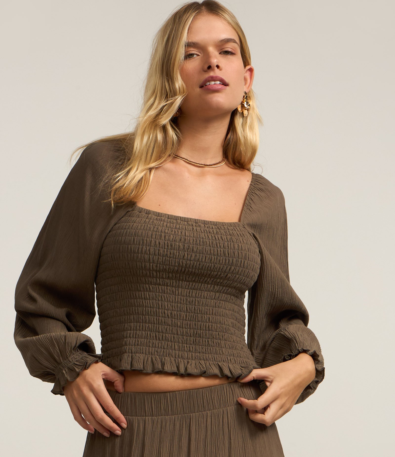 Blusa Curta em Crepe com Manga Bufante e Lastex Verde 1