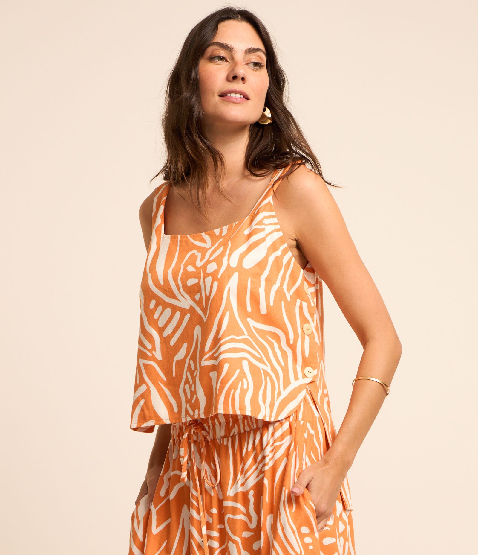 Blusa Sem Manga Viscolinho com Decote Quadrado e Botões Laranja 1