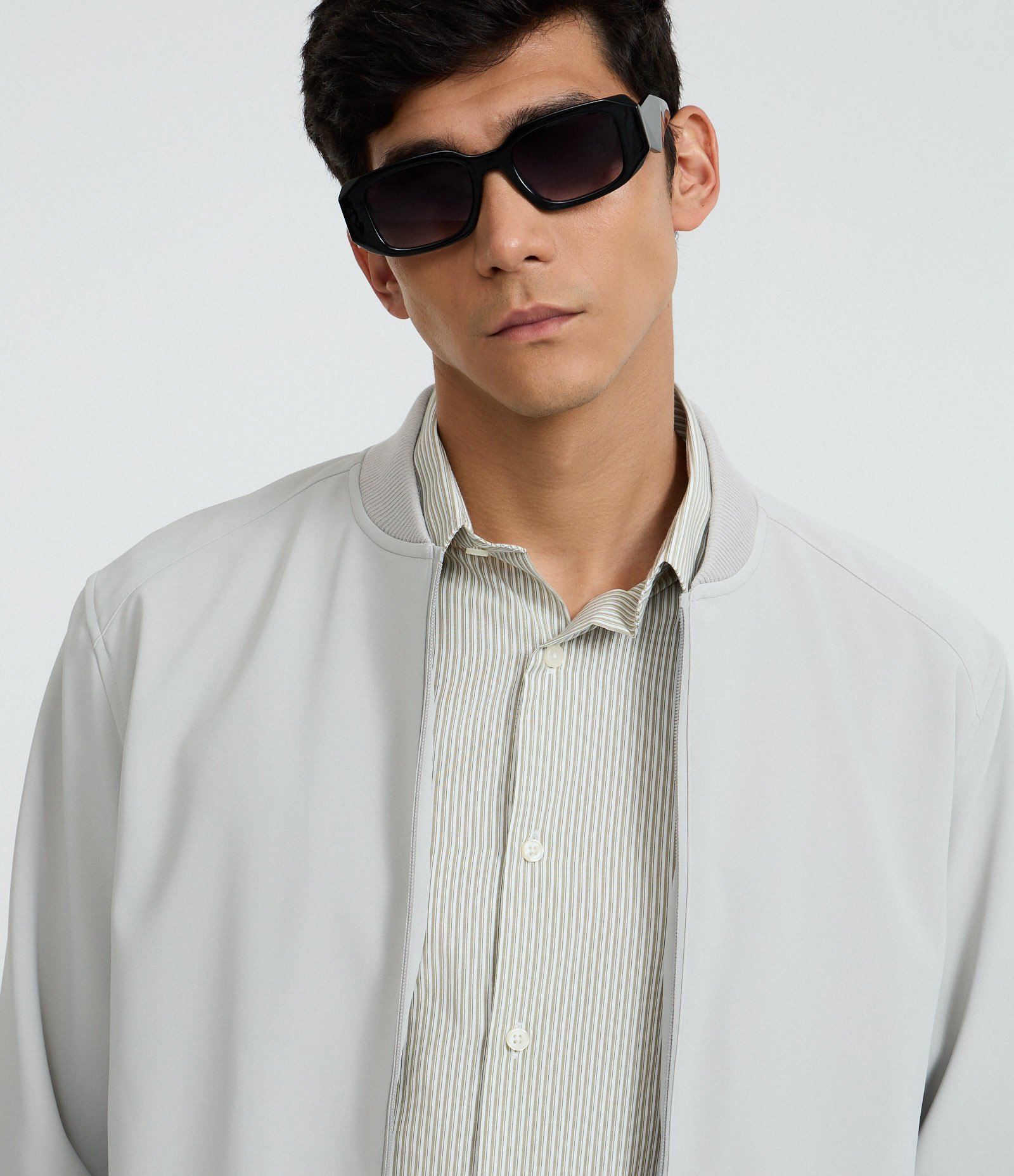 Jaqueta Bomber com Bolso Interno e Textura Emborrachada Cinza 5