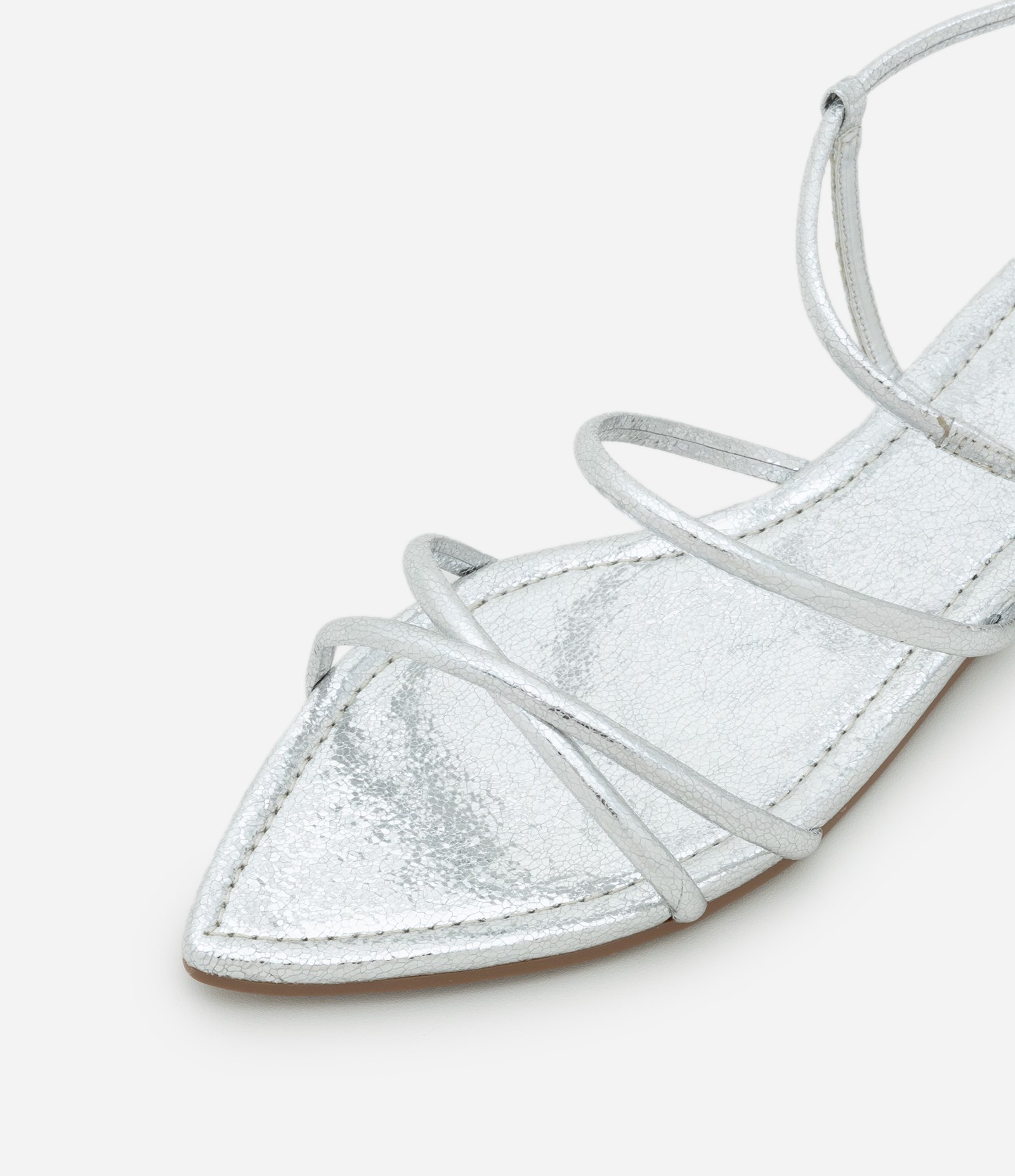 Sandãlia Rasteira em PU com Bico folha e Tiras Prata 5