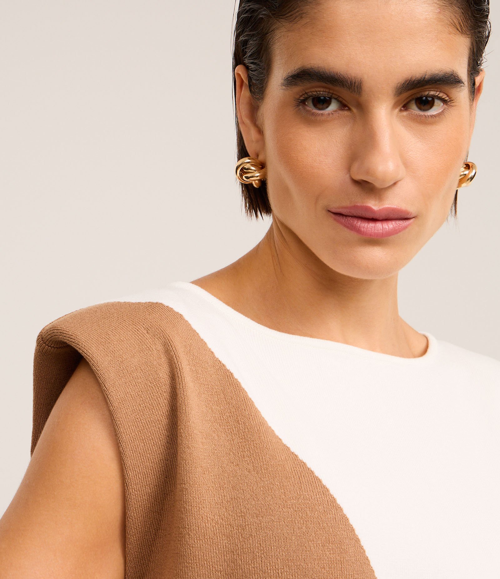 Blusa em Tricô com com Bloco de Cor Bicolor Marrom/Branco 3