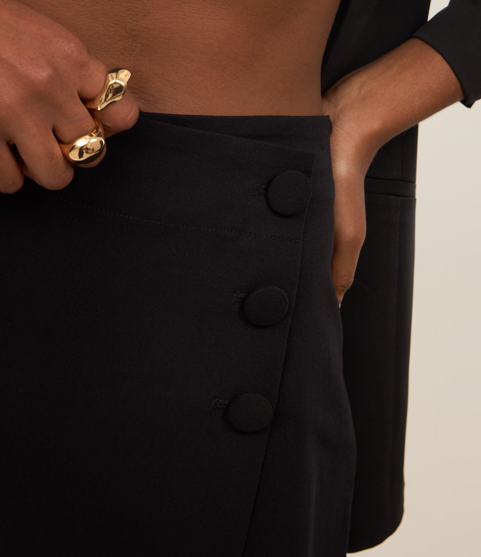 Short Saia em Bengaline Assimétrica com Botões Forrados Preto 4