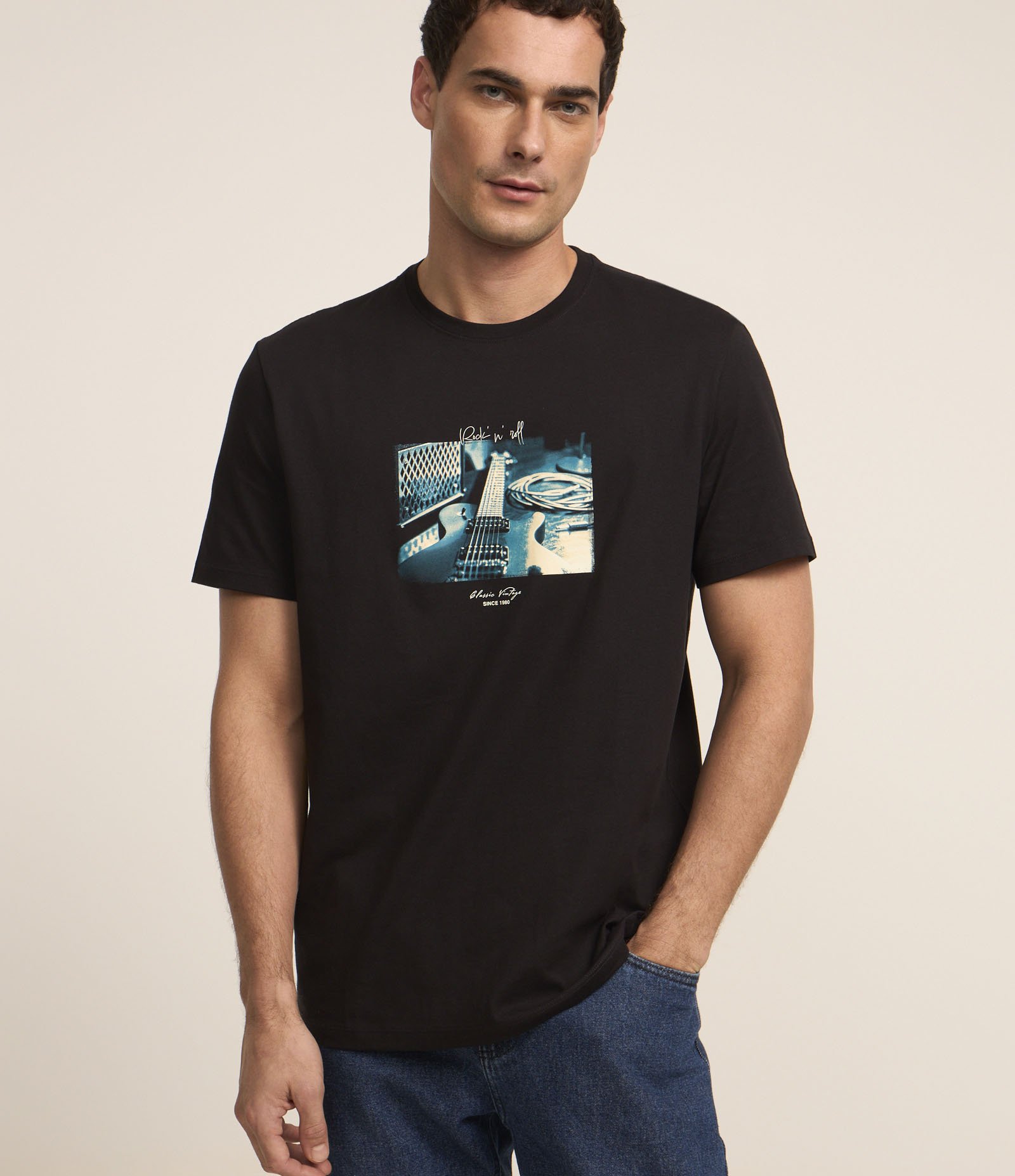 Camiseta em Algodão com Estampa de Guitarra Vintage Preto 1