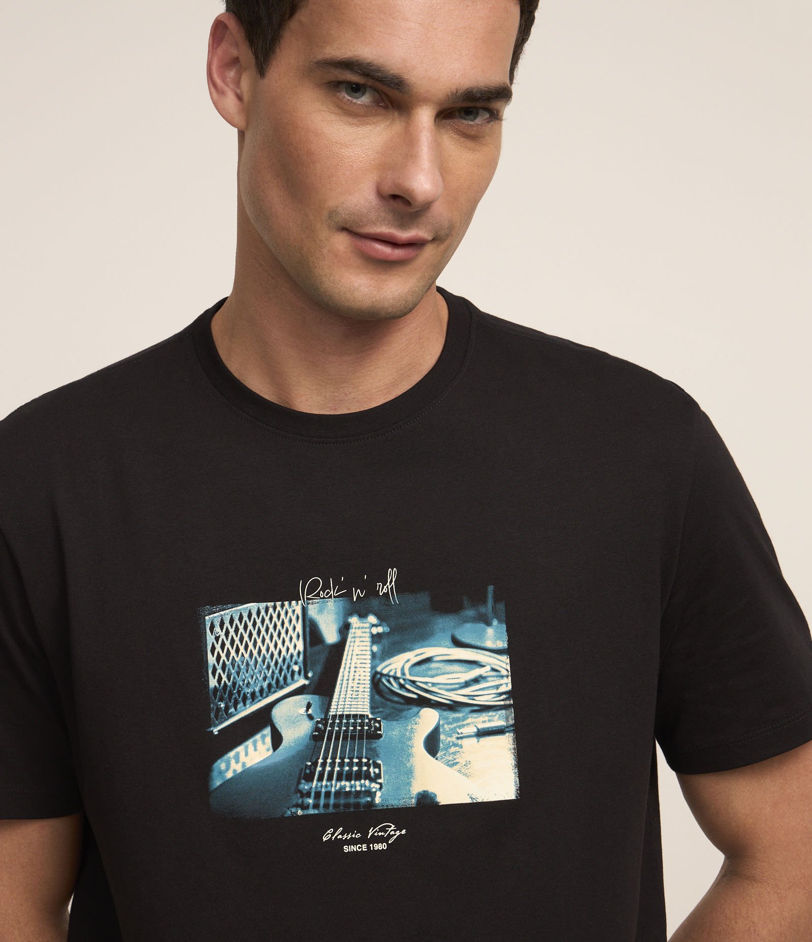 Camiseta em Algodão com Estampa de Guitarra Vintage Preto 3