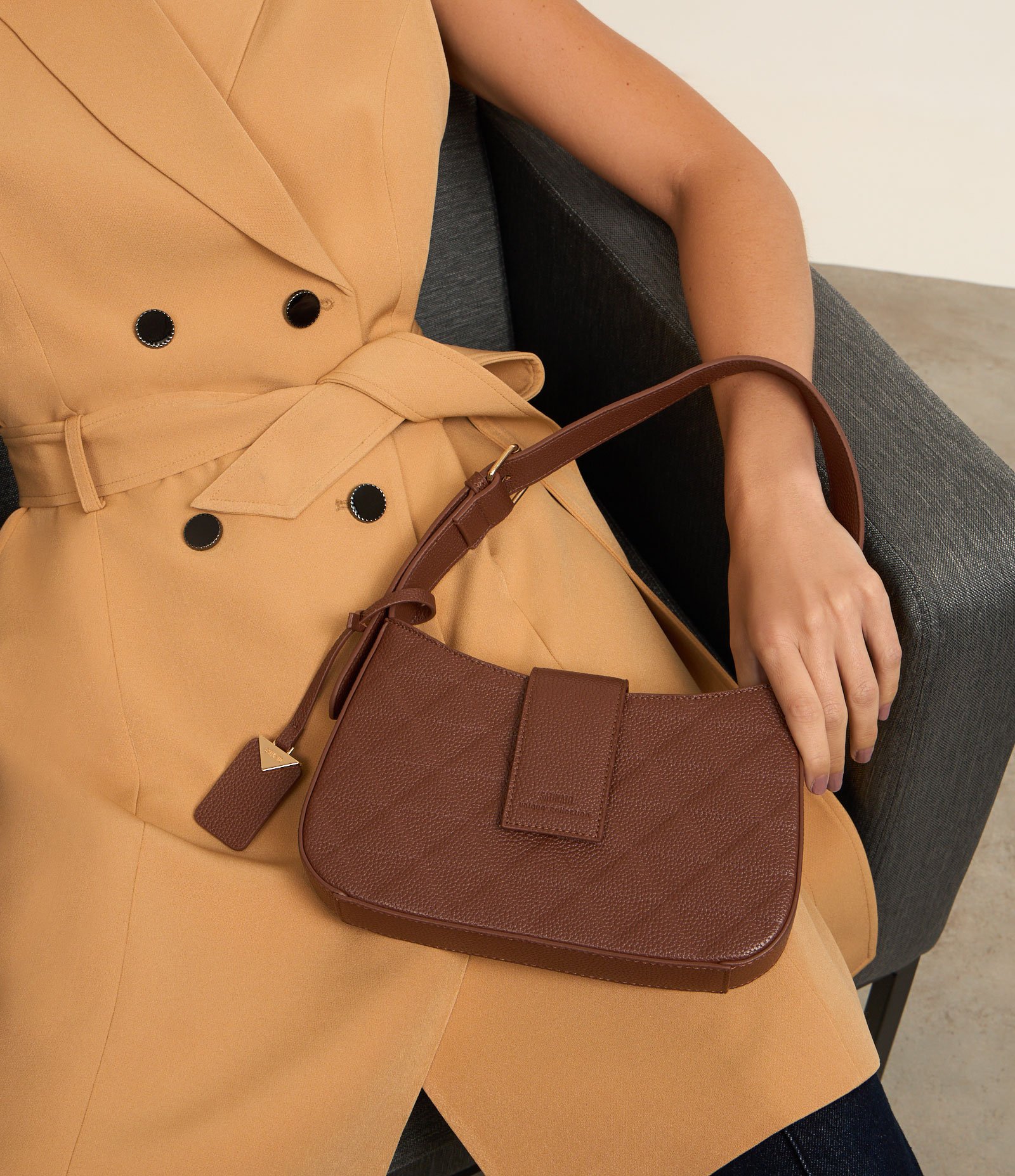 Bolsa Baguete Pequena com Textura em Relevo e Detalhe de Pendente Marrom 8