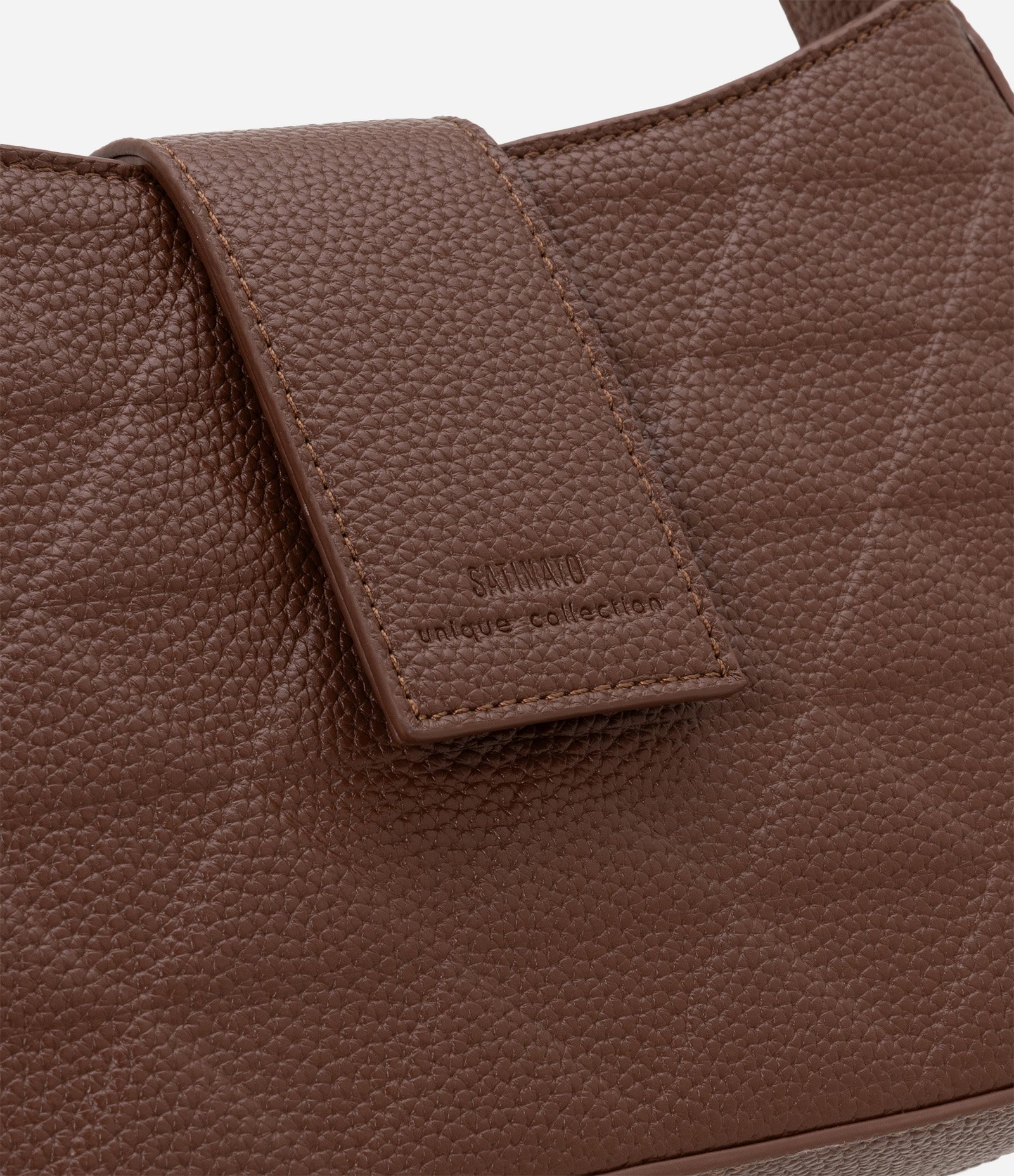 Bolsa Baguete Pequena com Textura em Relevo e Detalhe de Pendente Marrom 6