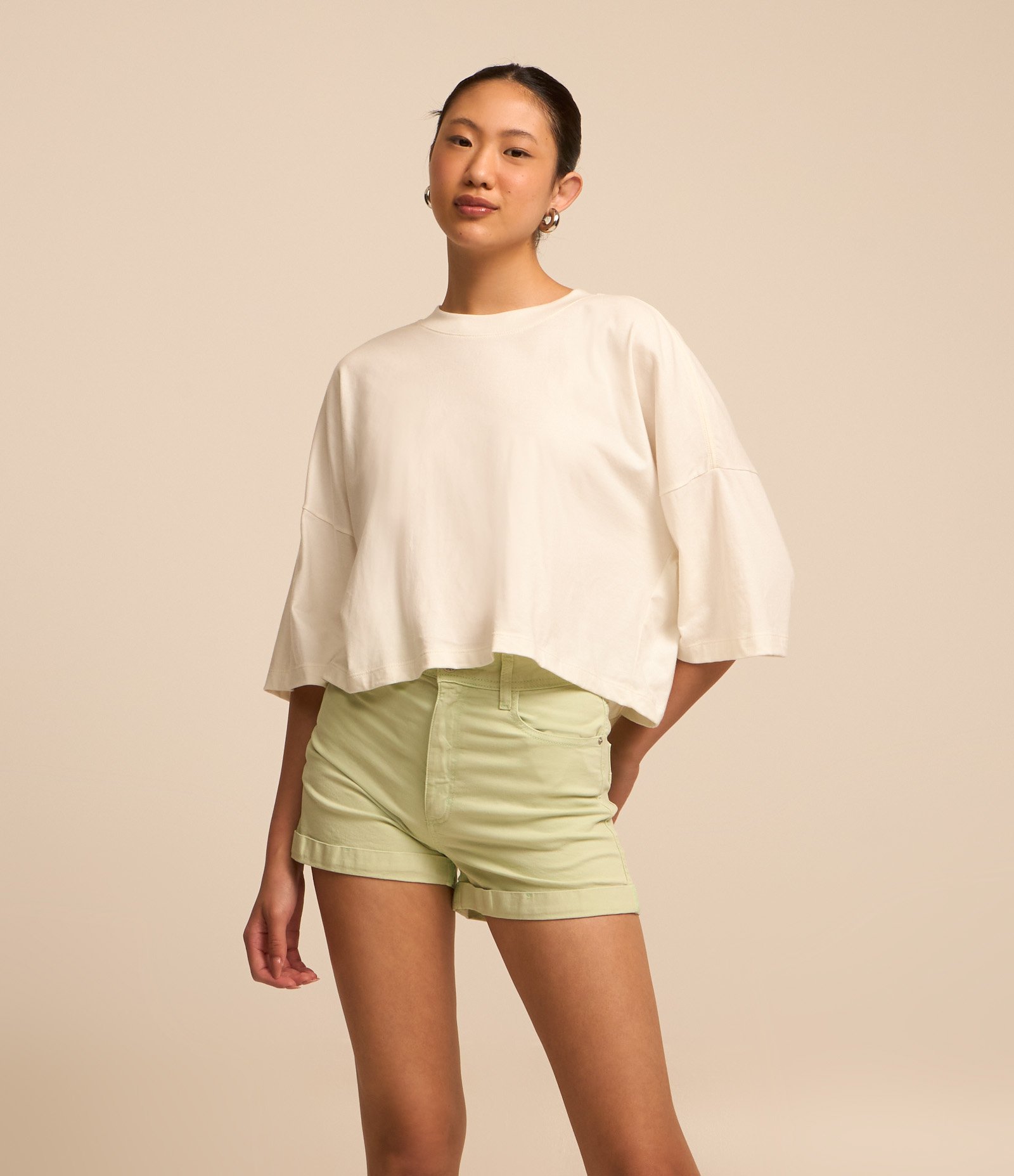 Short em Sarja com Cintura Alta e Barra Dobrada Verde Claro 2