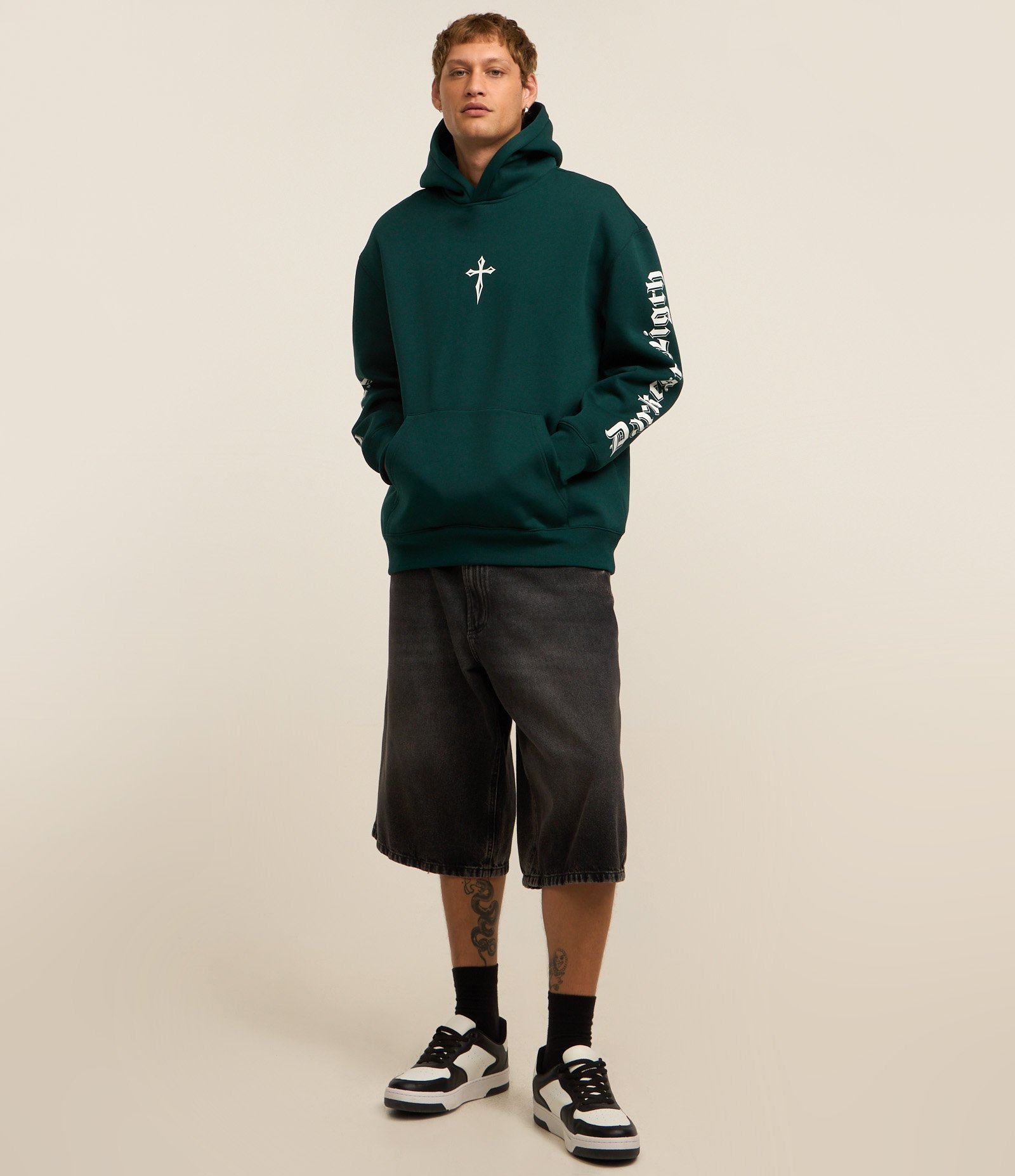 Blusão Relaxed em Moletom com Capuz e Estampa de Cruz e Lettering Verde 2