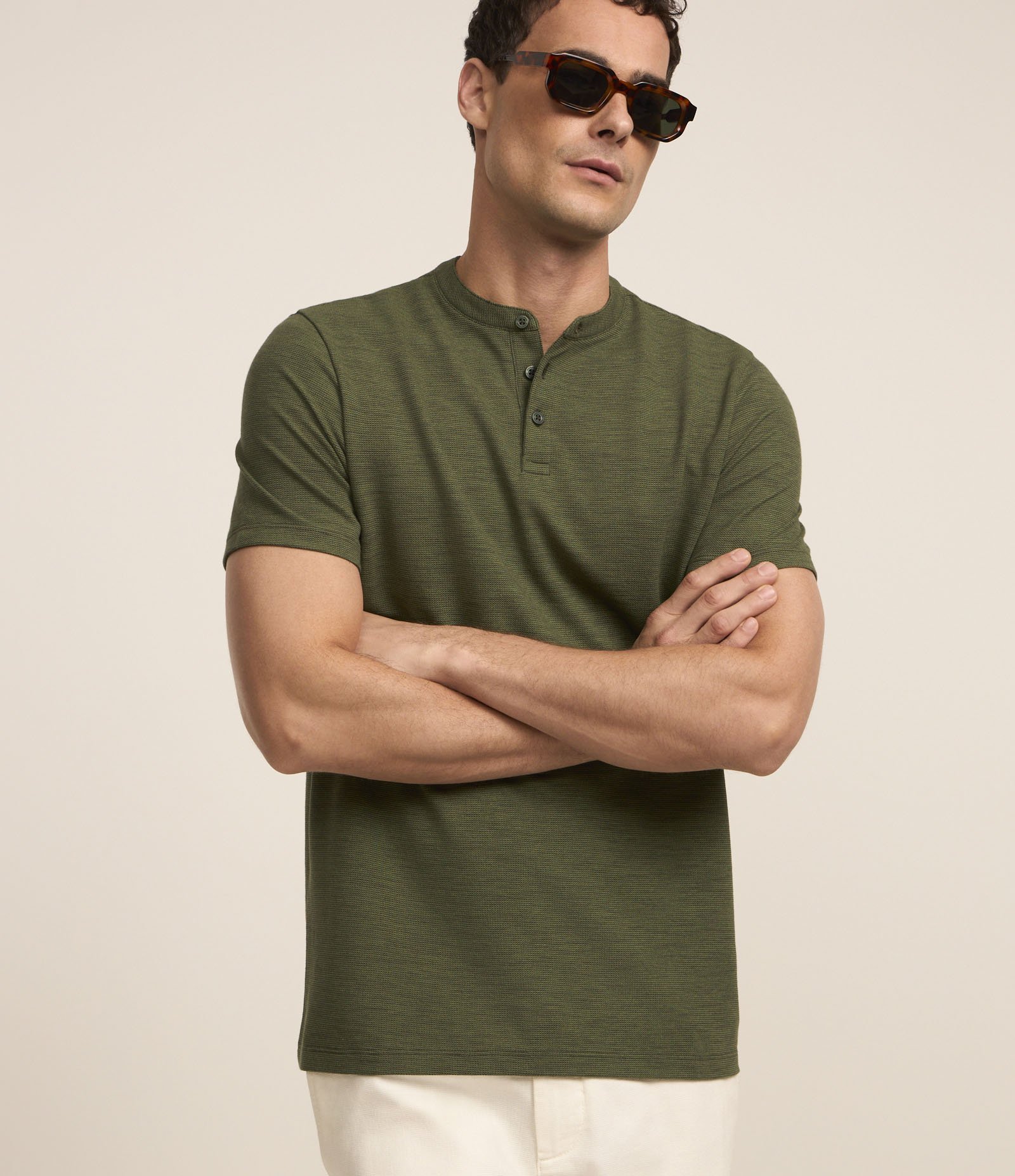 Camiseta em Algodão com Textura e Gola Padre com Botão Verde 1