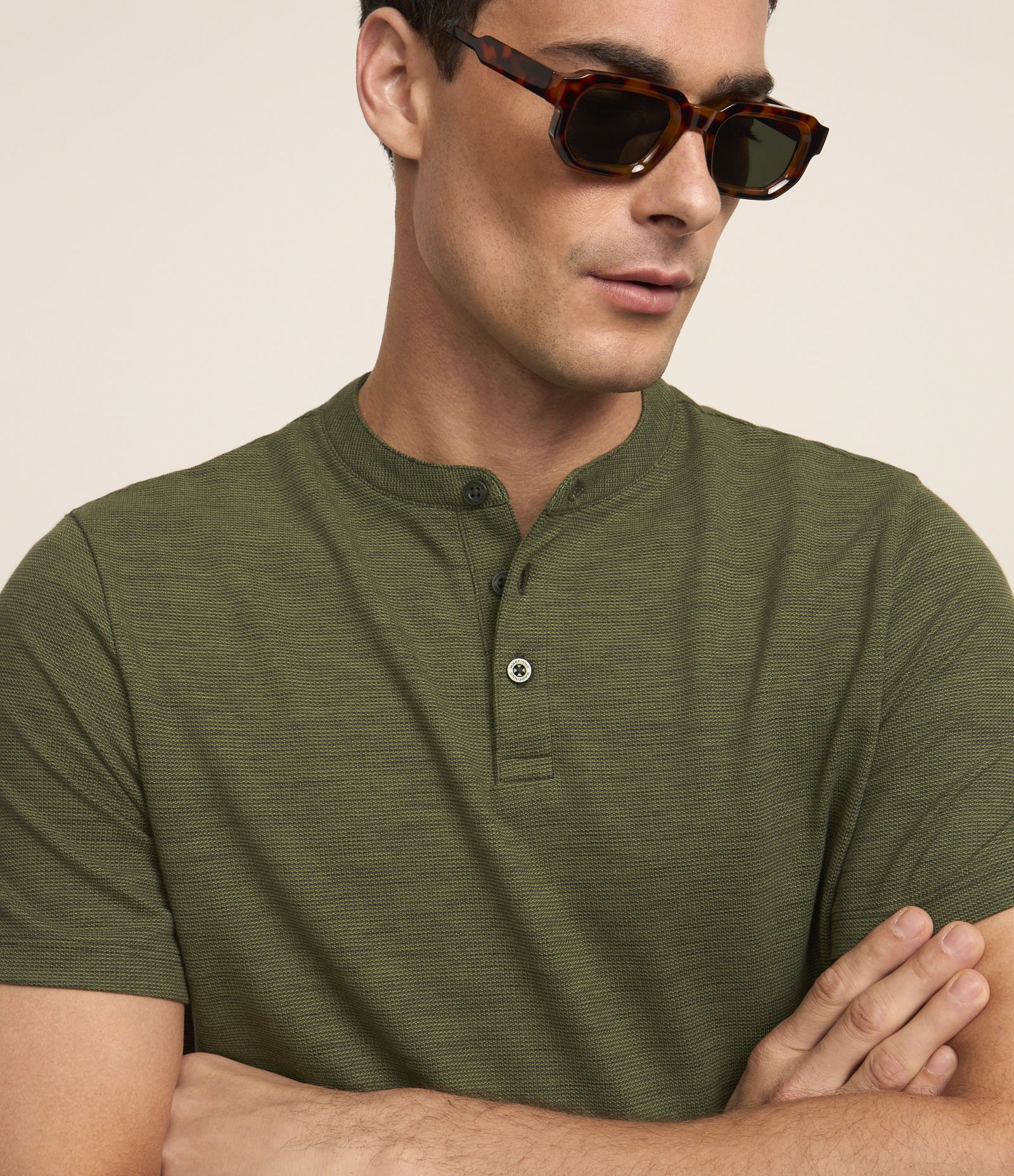 Camiseta em Algodão com Textura e Gola Padre com Botão Verde 3