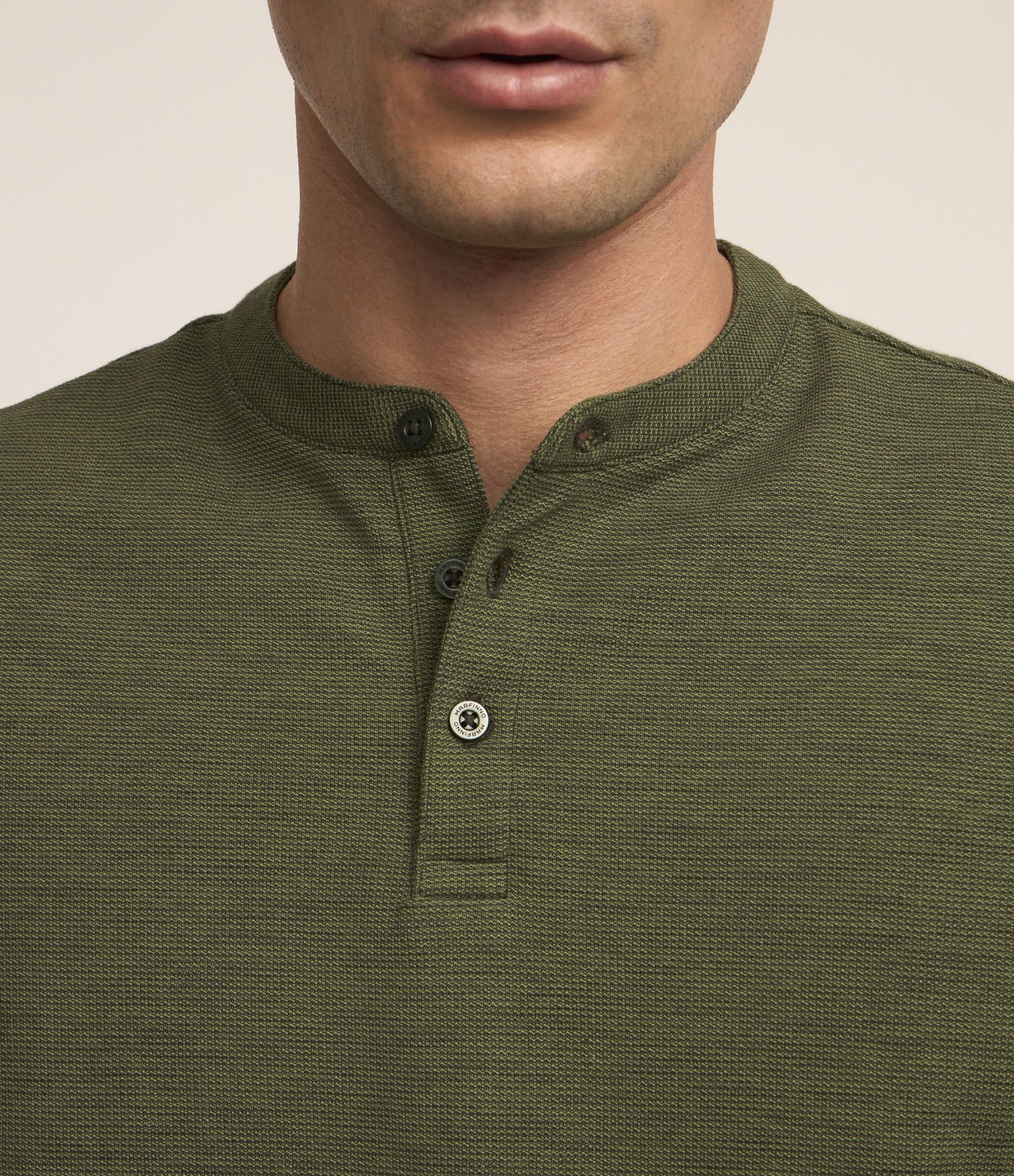 Camiseta em Algodão com Textura e Gola Padre com Botão Verde 5