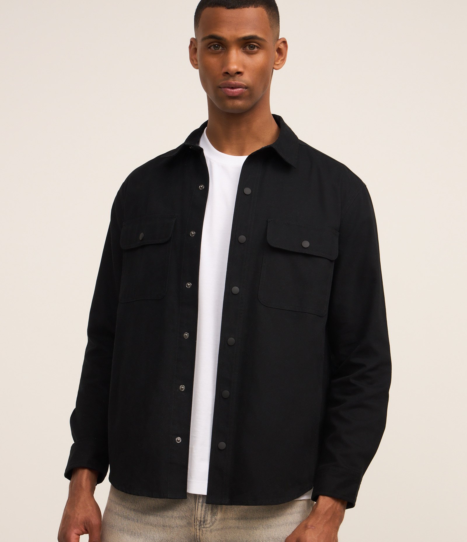 Camisa em Sarja com Botões e Bolsos Preto 1