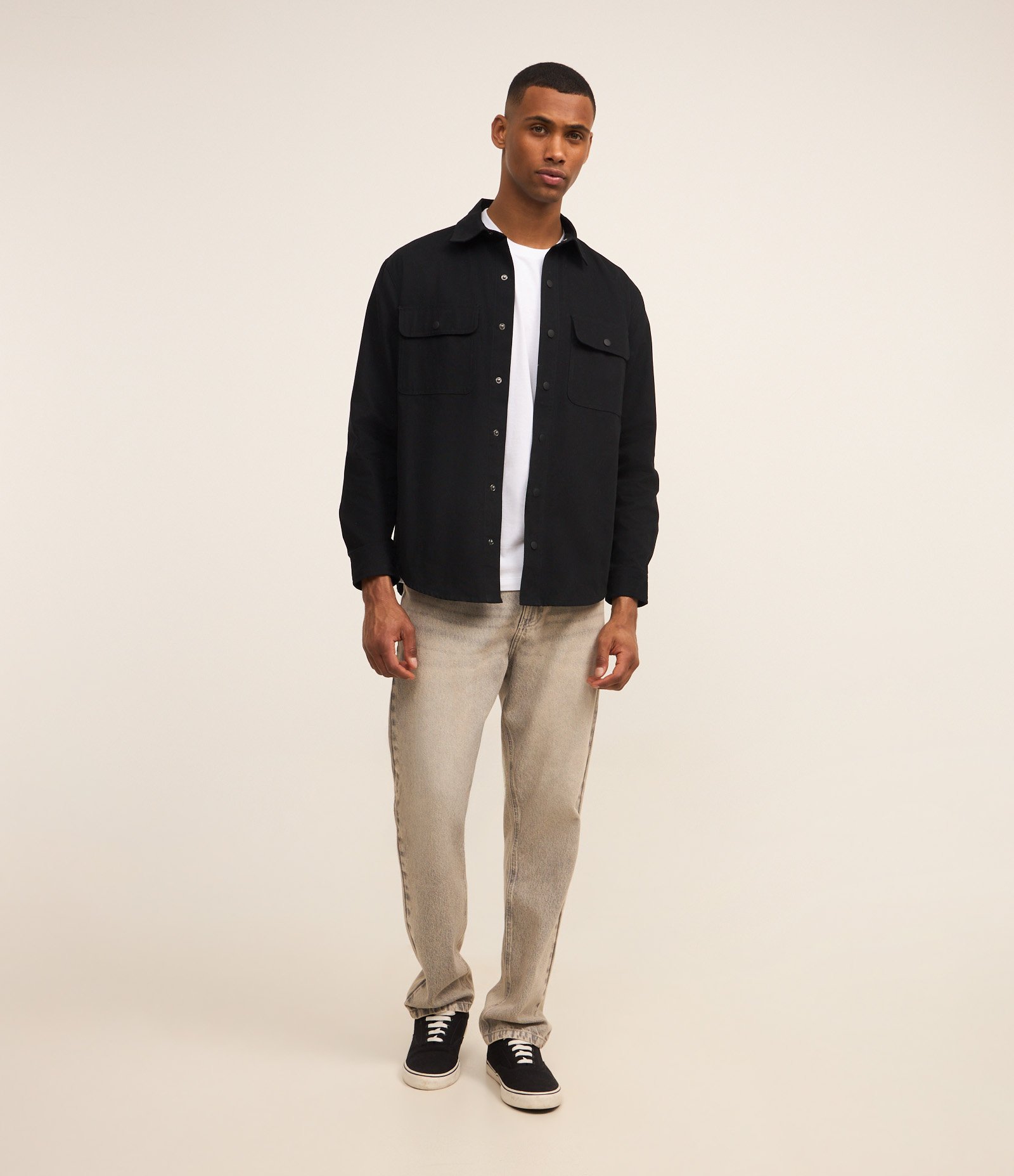 Camisa em Sarja com Botões e Bolsos Preto 2