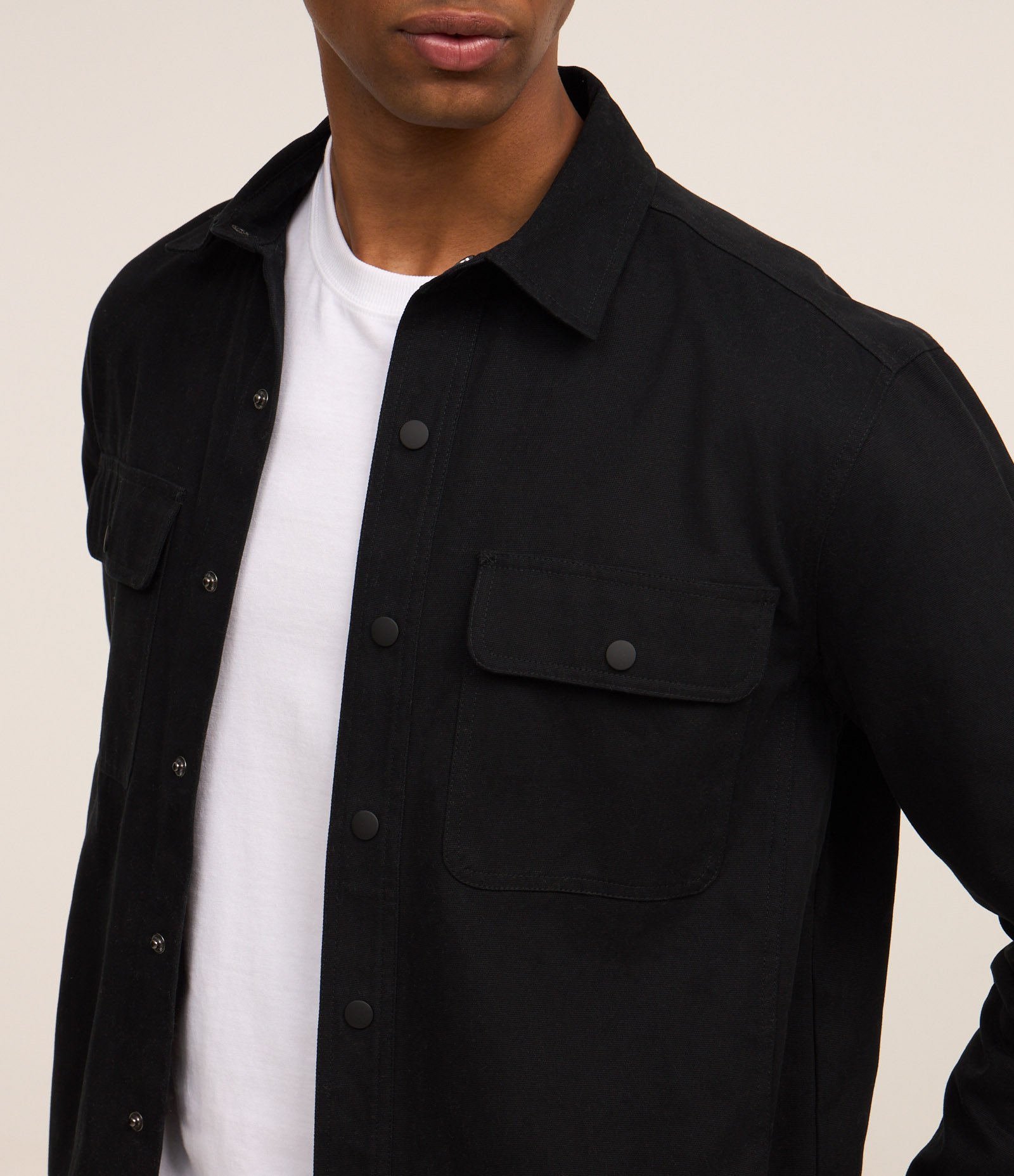 Camisa em Sarja com Botões e Bolsos Preto 3