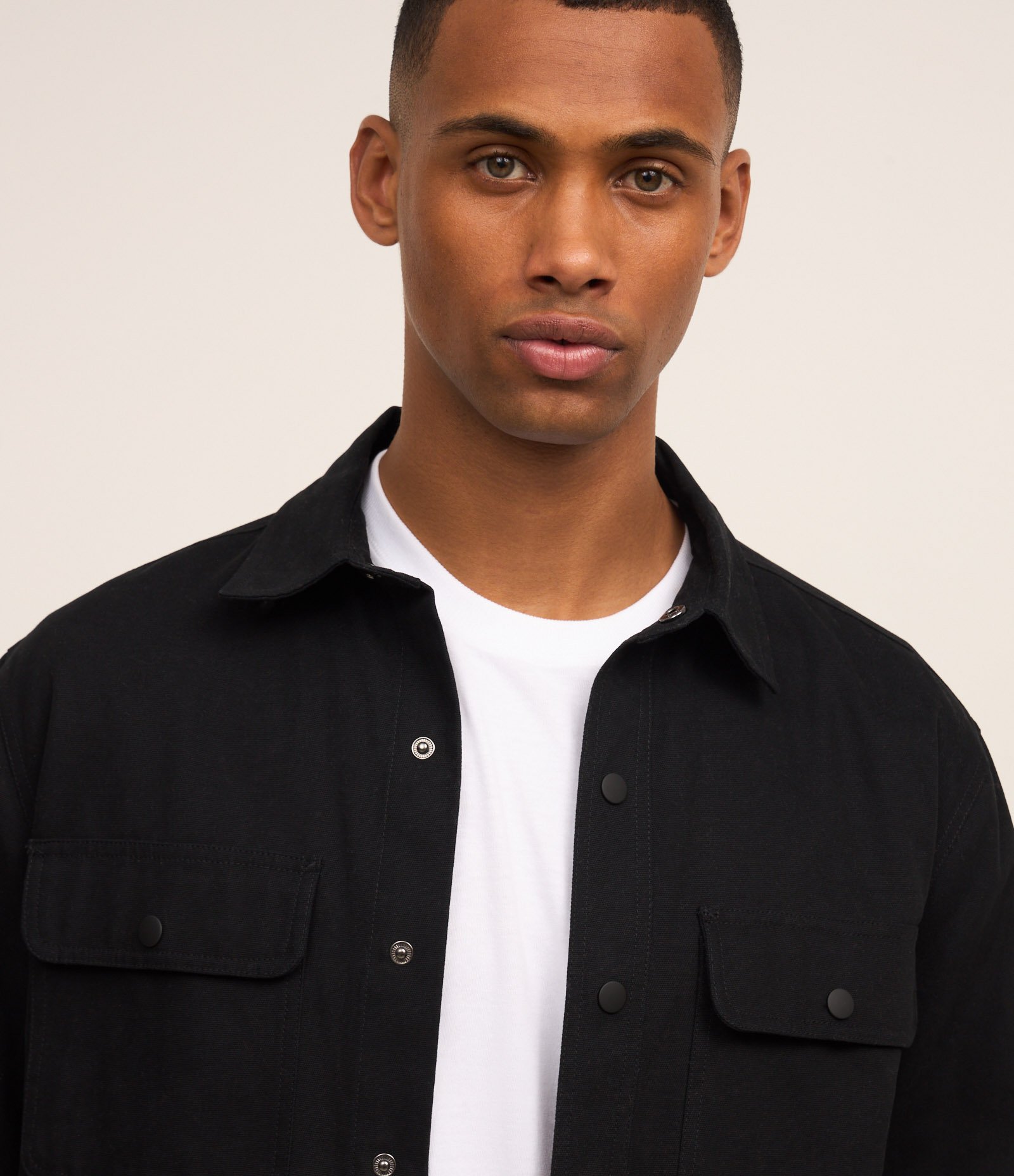 Camisa em Sarja com Botões e Bolsos Preto 4