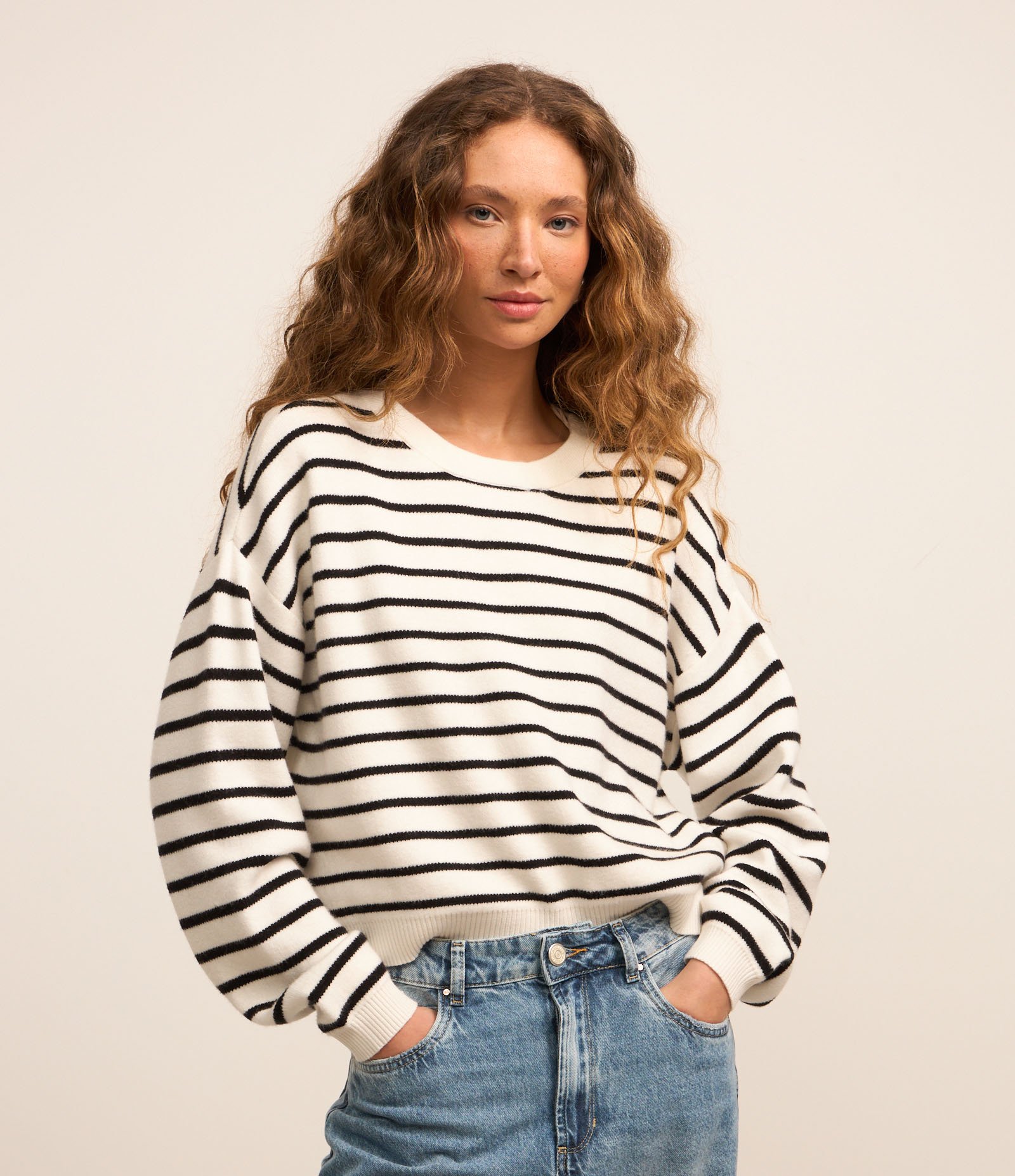 Suéter em Tricô com Cava Deslocada e Listras Branco 1