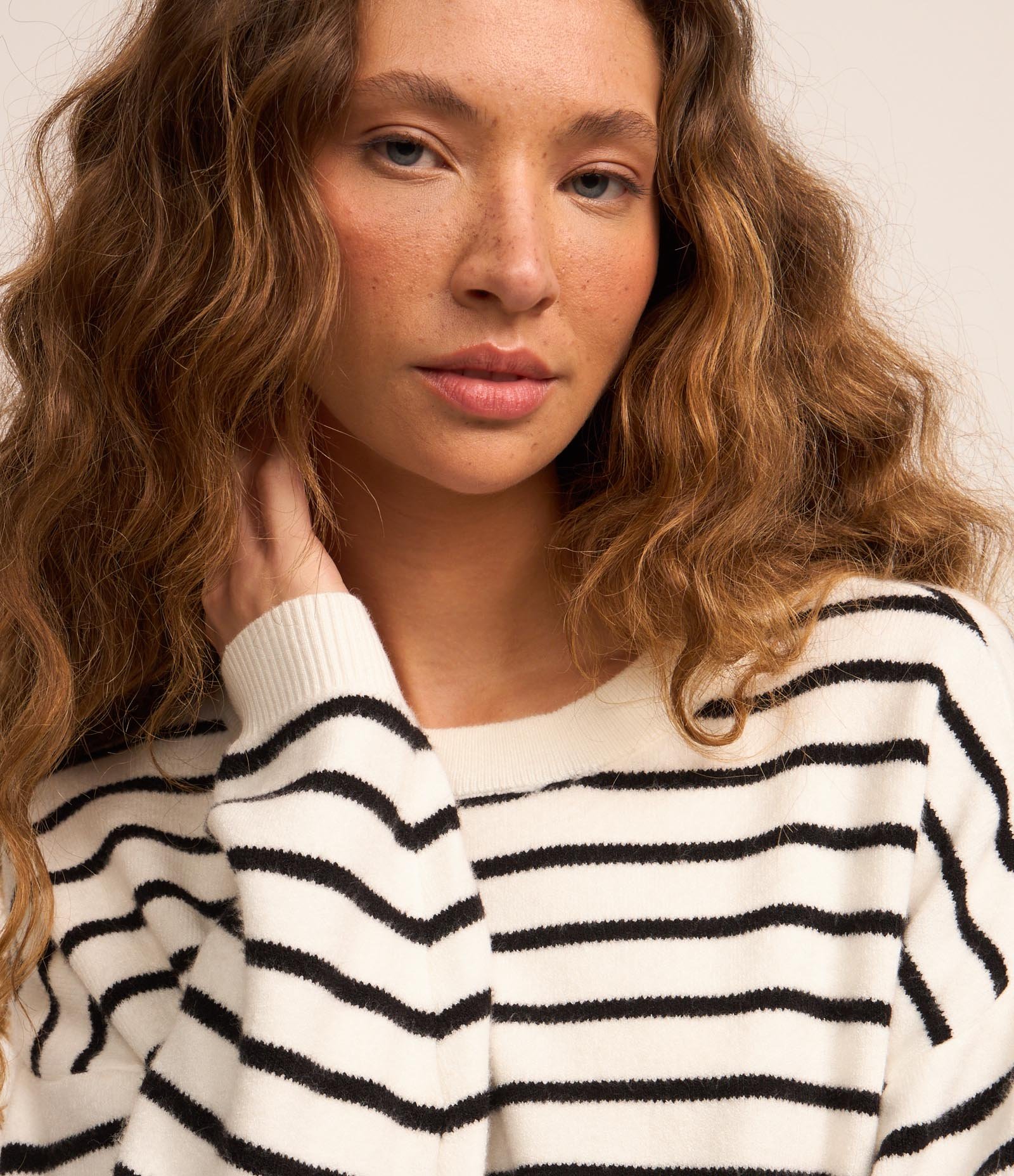 Suéter em Tricô com Cava Deslocada e Listras Branco 3