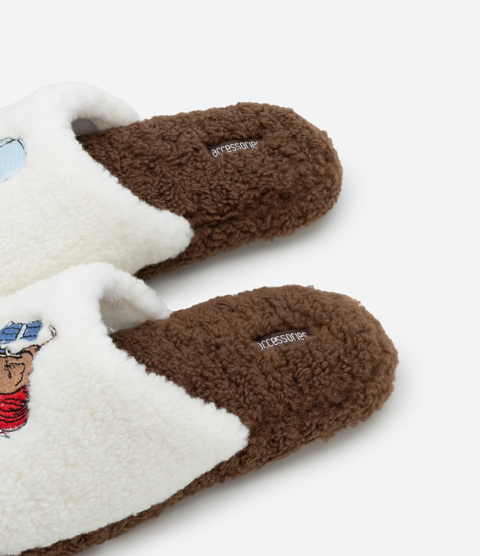 Pantufa Chinelo Peluciado com Estampa Bordada Galinha & Café com Fofoca Branco 3