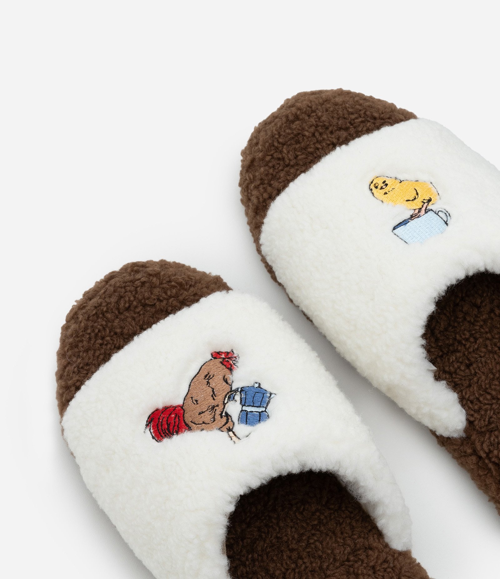 Pantufa Chinelo Peluciado com Estampa Bordada Galinha & Café com Fofoca Branco 4