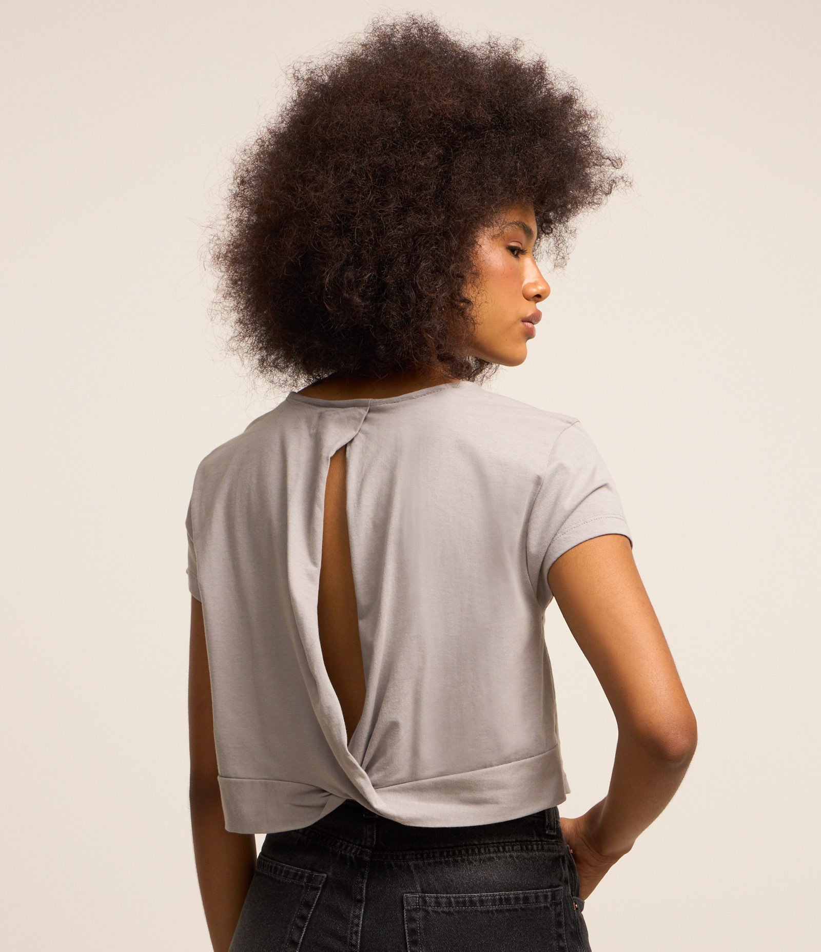 Blusa Boxy Cropped em Algodão com Abertura nas Costas Cinza 3