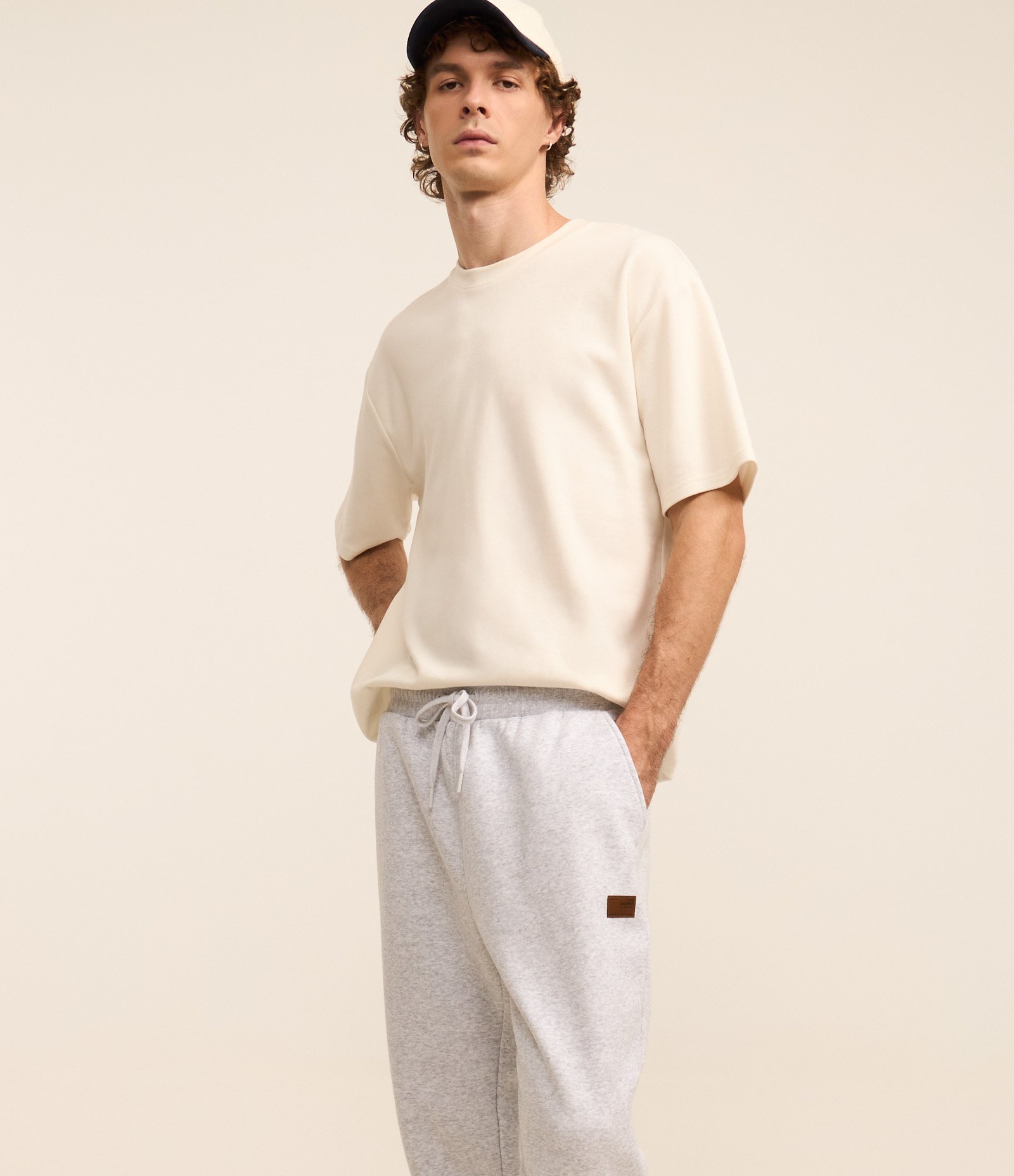 Calça em Moletom com Cós Elástico e Barra Ajustada Cinza Claro 3