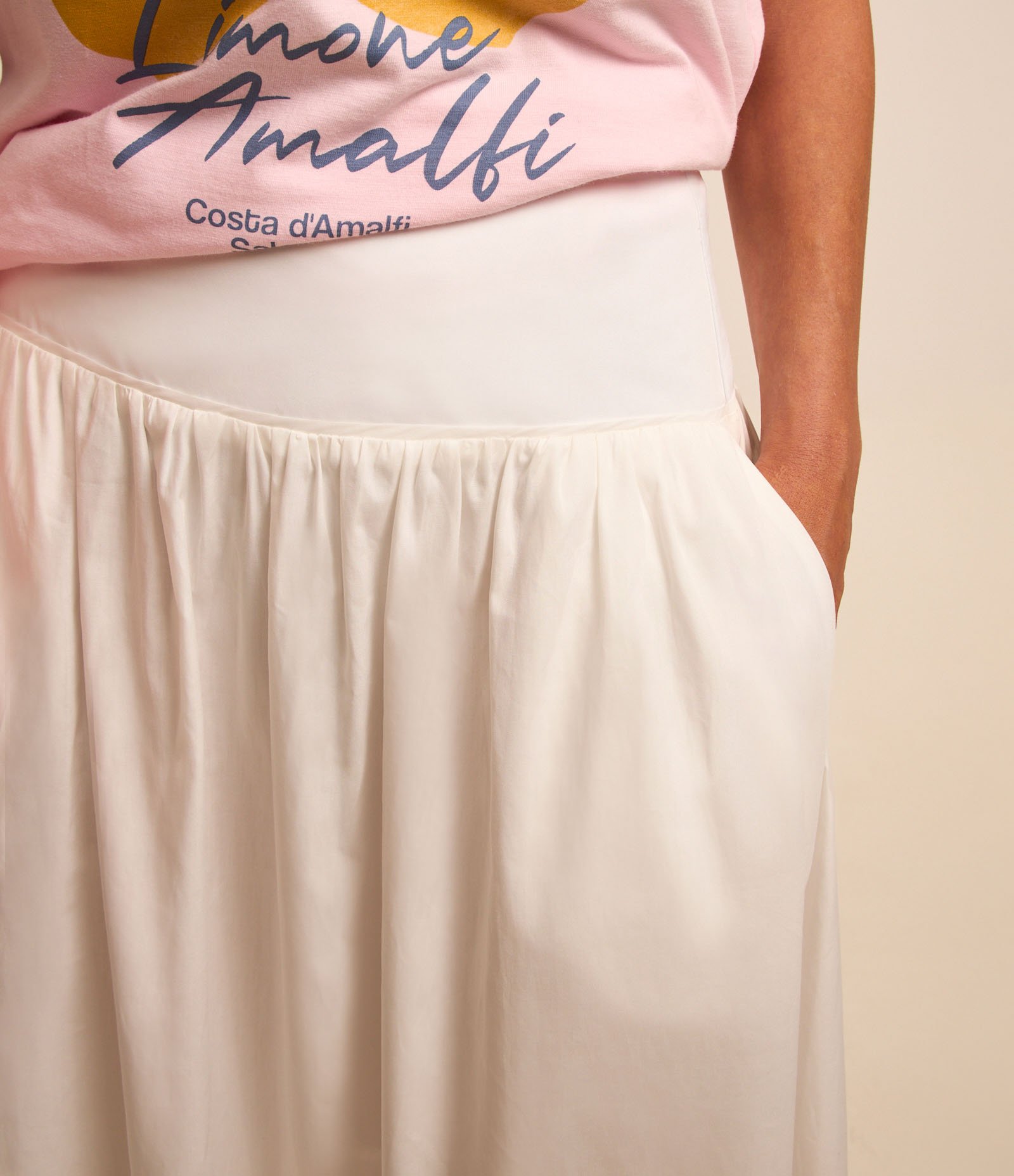 Saia Evasê Midi em Tricoline com Cós Largo e Lastex Branco 4