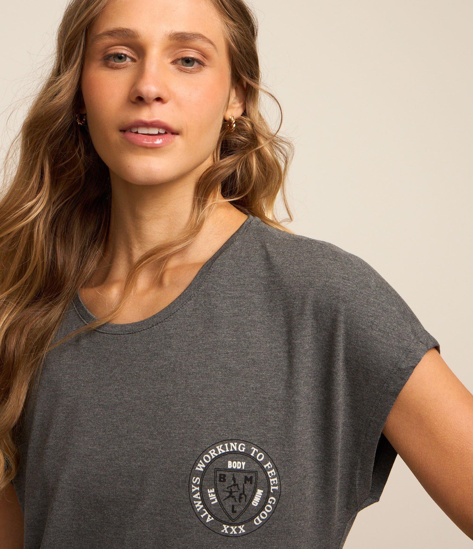 Camiseta Esportiva em Viscose e Estampa Frontal Cinza 3