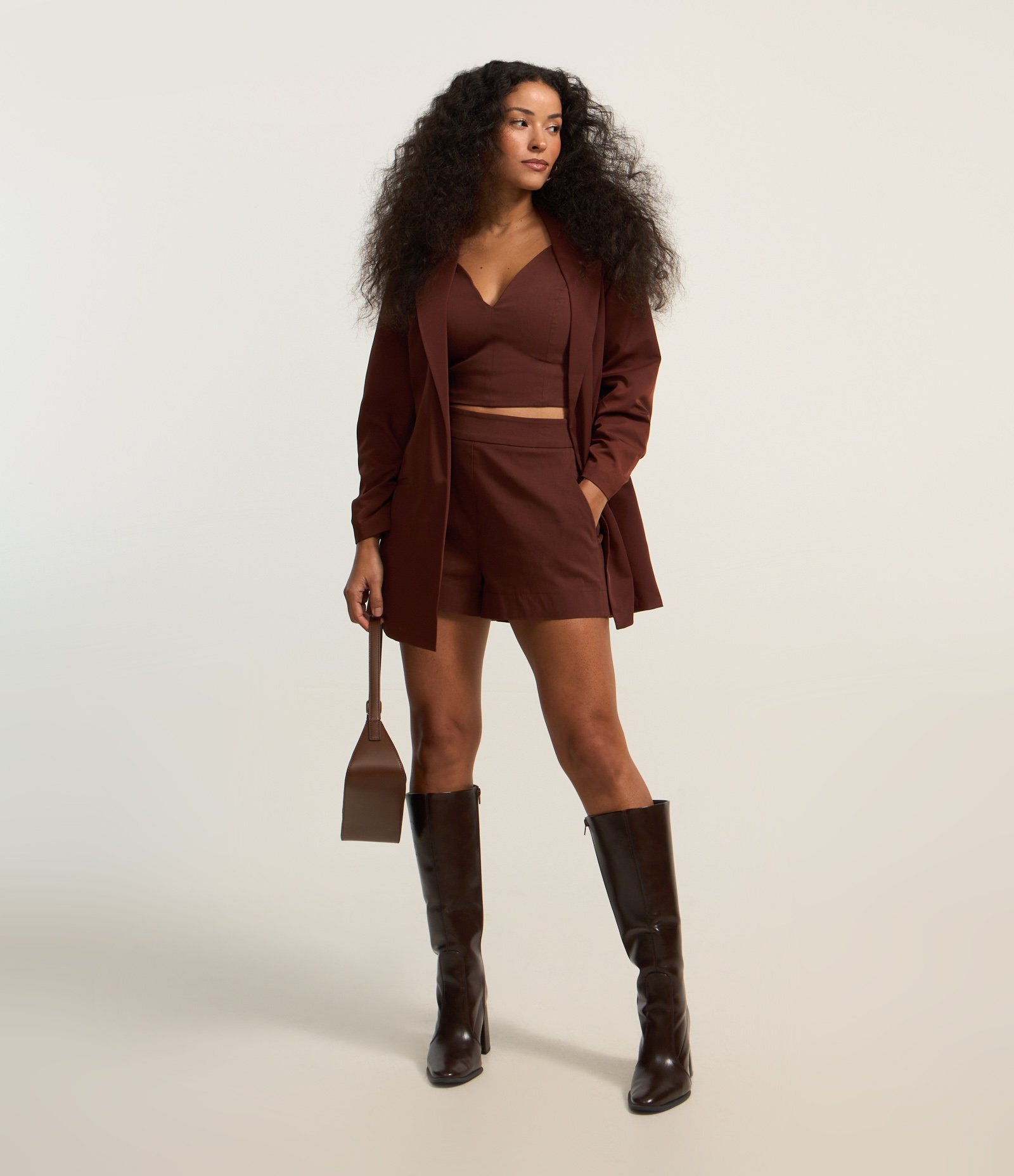 Short em Bengaline com Zíper Tratorado na Lateral Marrom 1