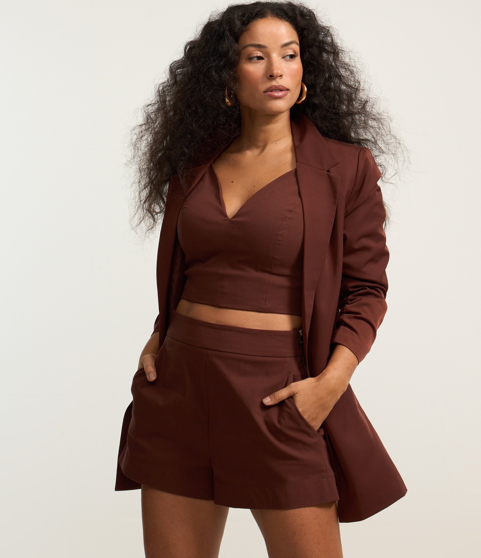 Short em Bengaline com Zíper Tratorado na Lateral Marrom 2