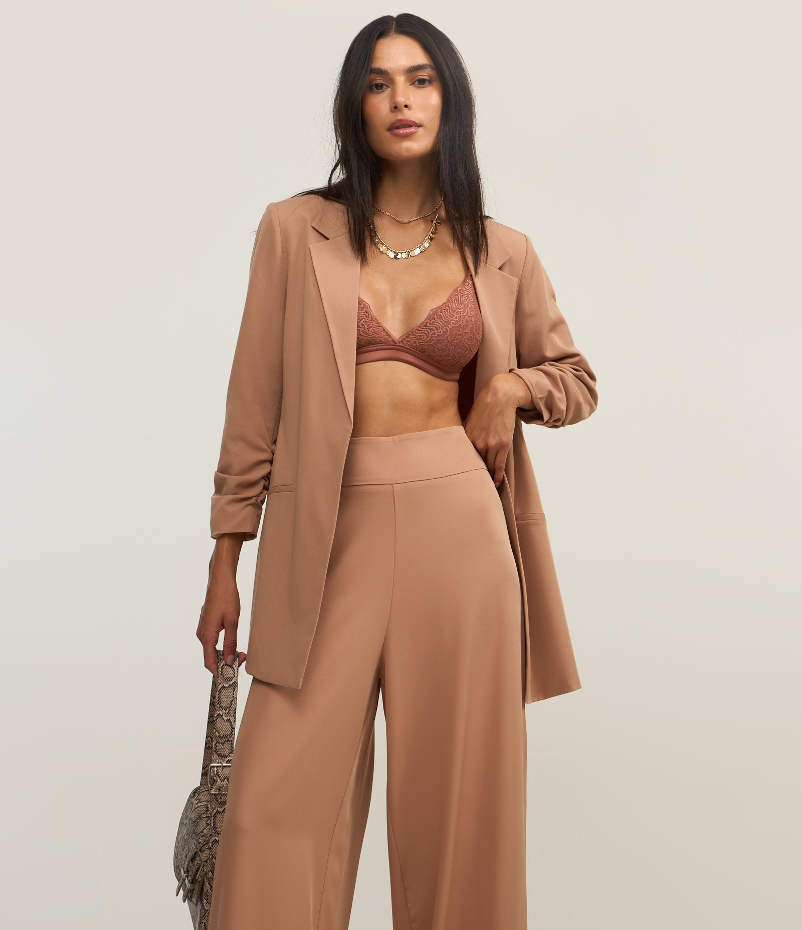 Calça Pantalona em Crepe com Pences 2