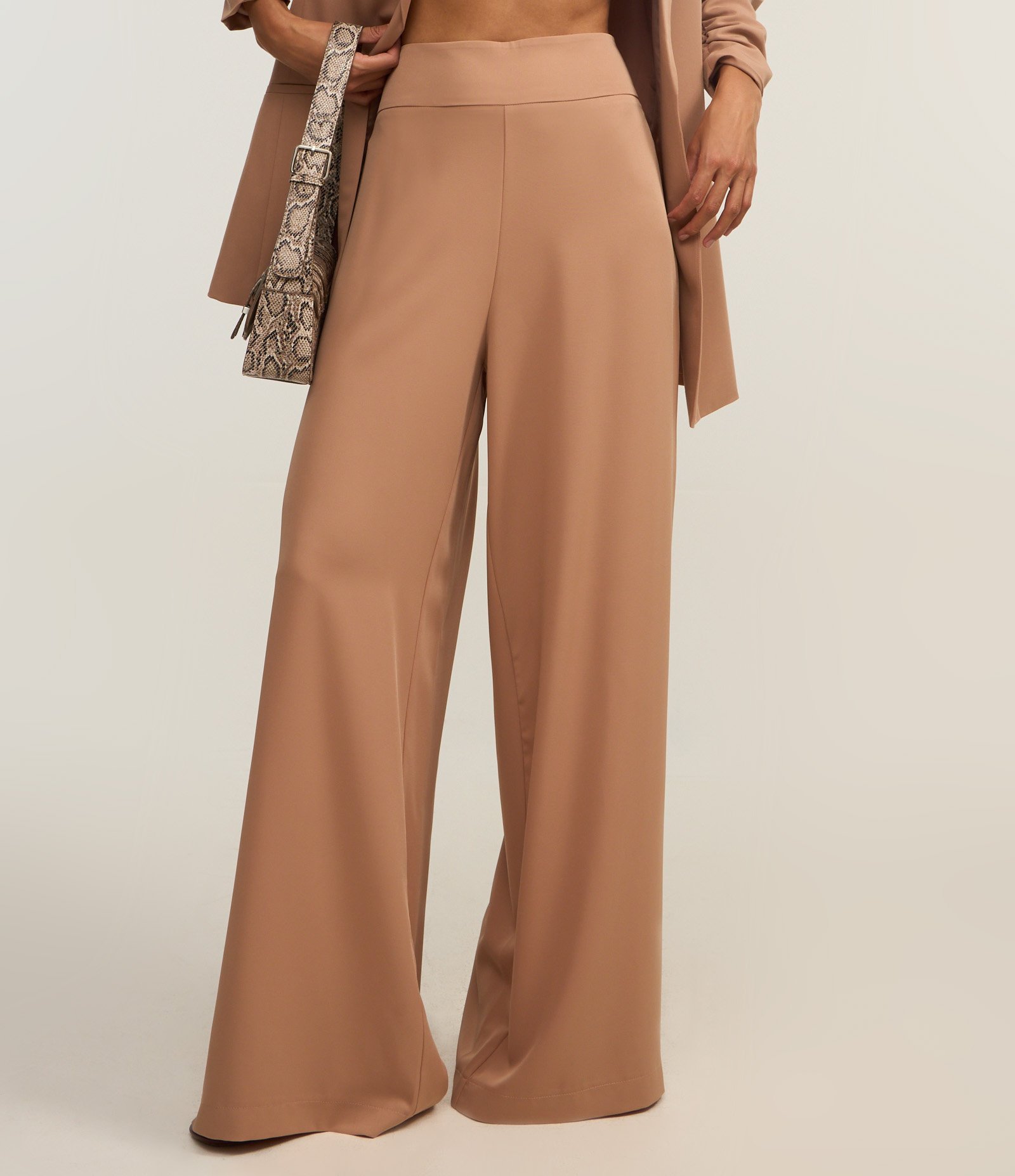 Calça Pantalona em Crepe com Pences 3