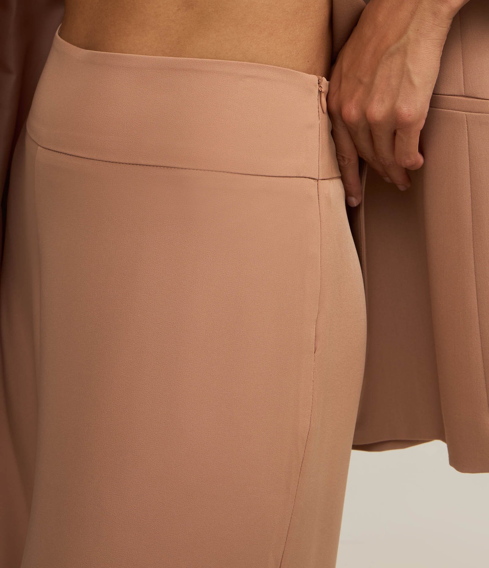 Calça Pantalona em Crepe com Pences 4