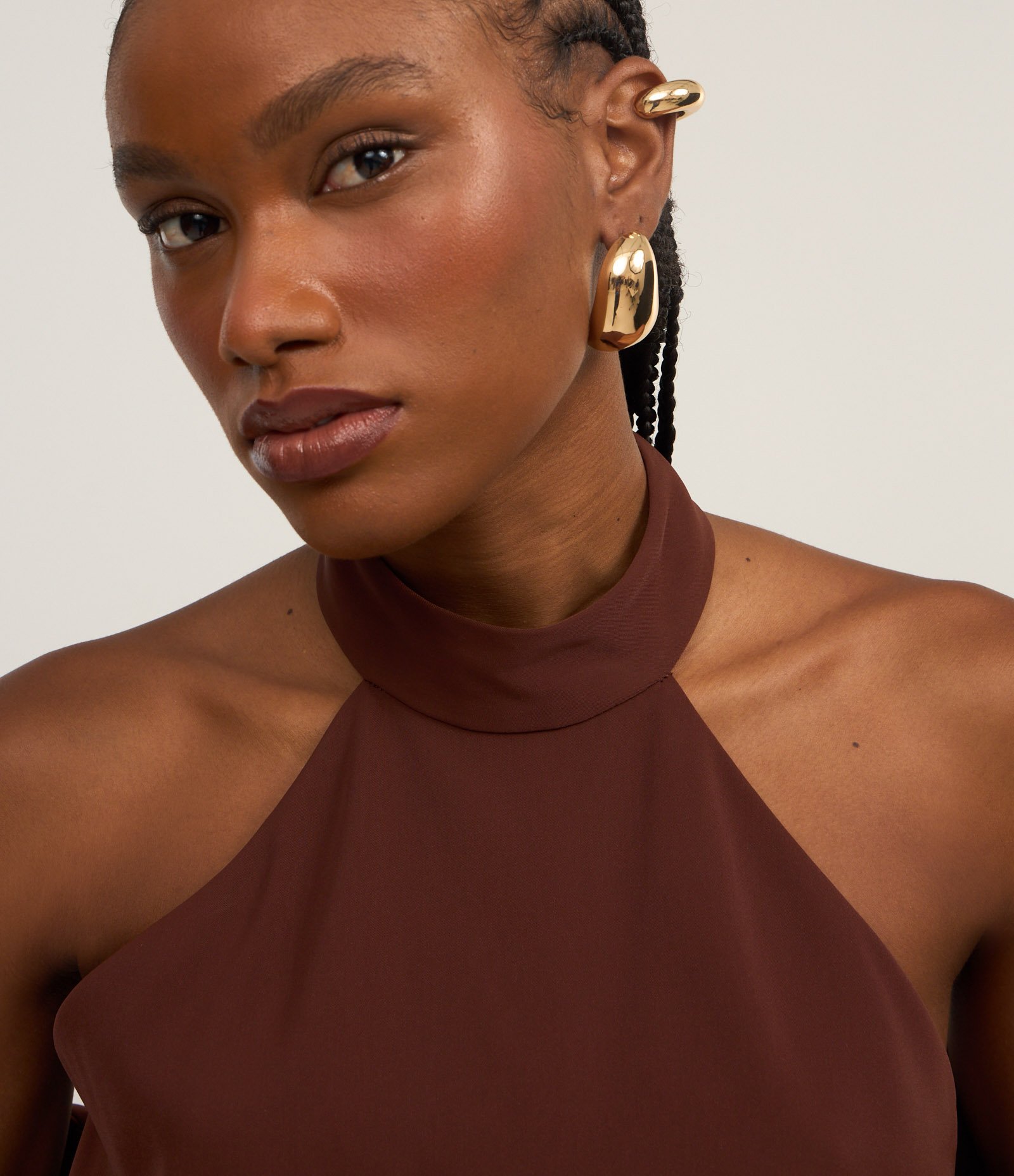 Blusa Cropped em Crepe com Decote Halter Marrom 4