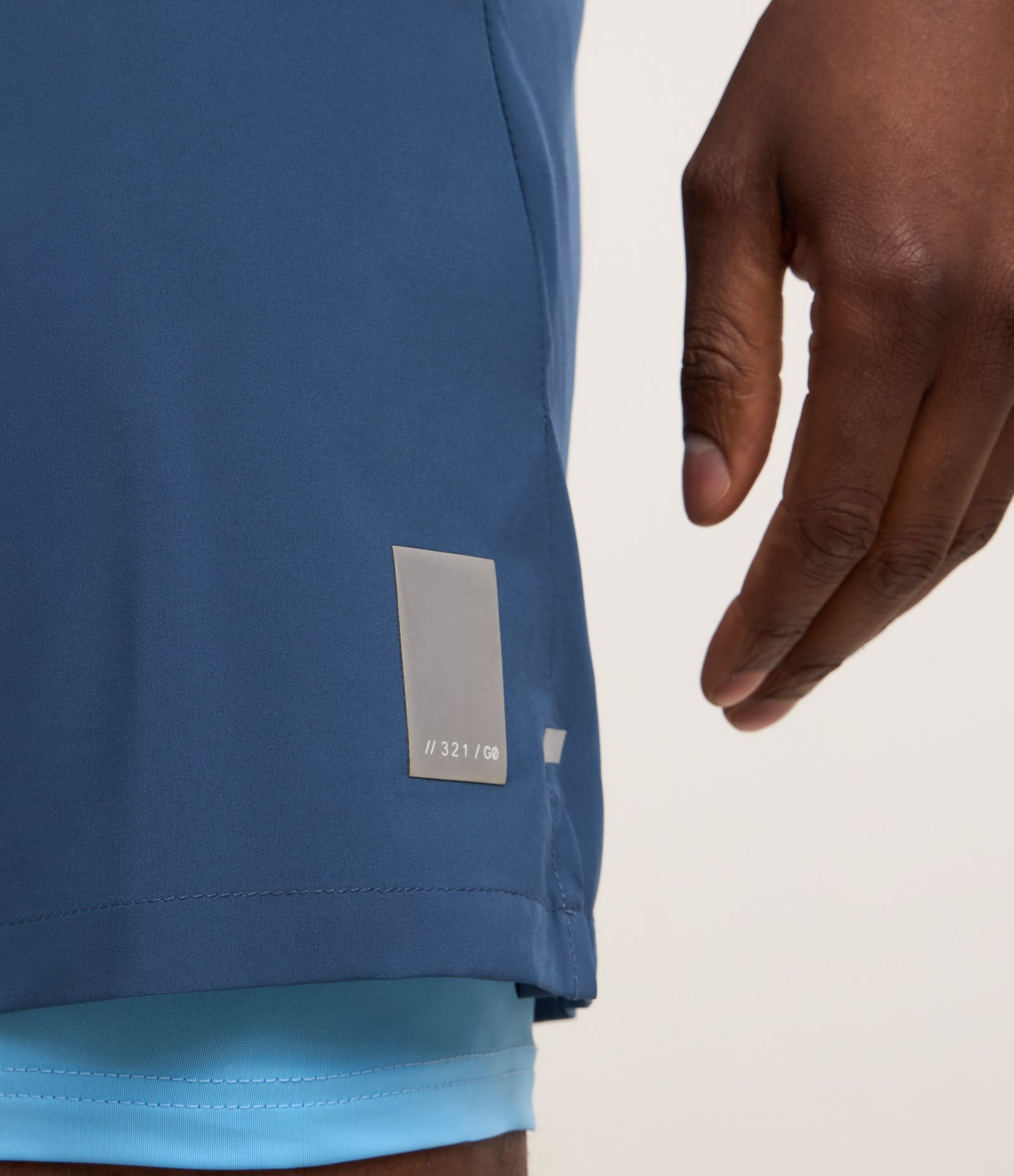 Bermuda Esportiva com Short de Compressão Azul 6