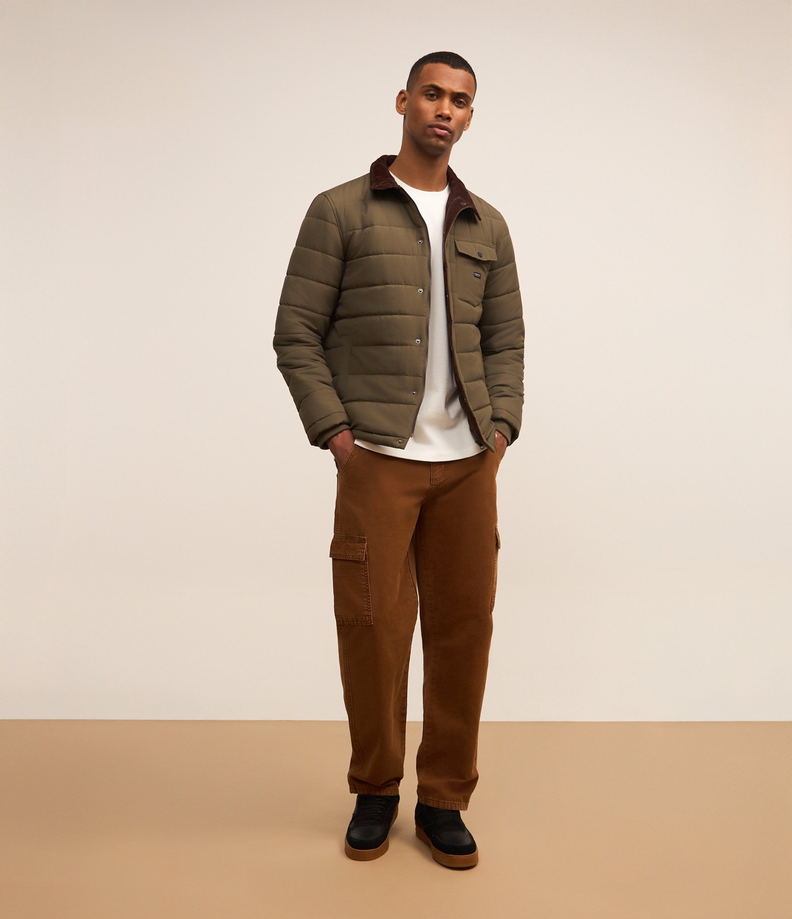 Jaqueta Puffer com Gola Alta Aveludada e Bolso Cargo Marrom 2