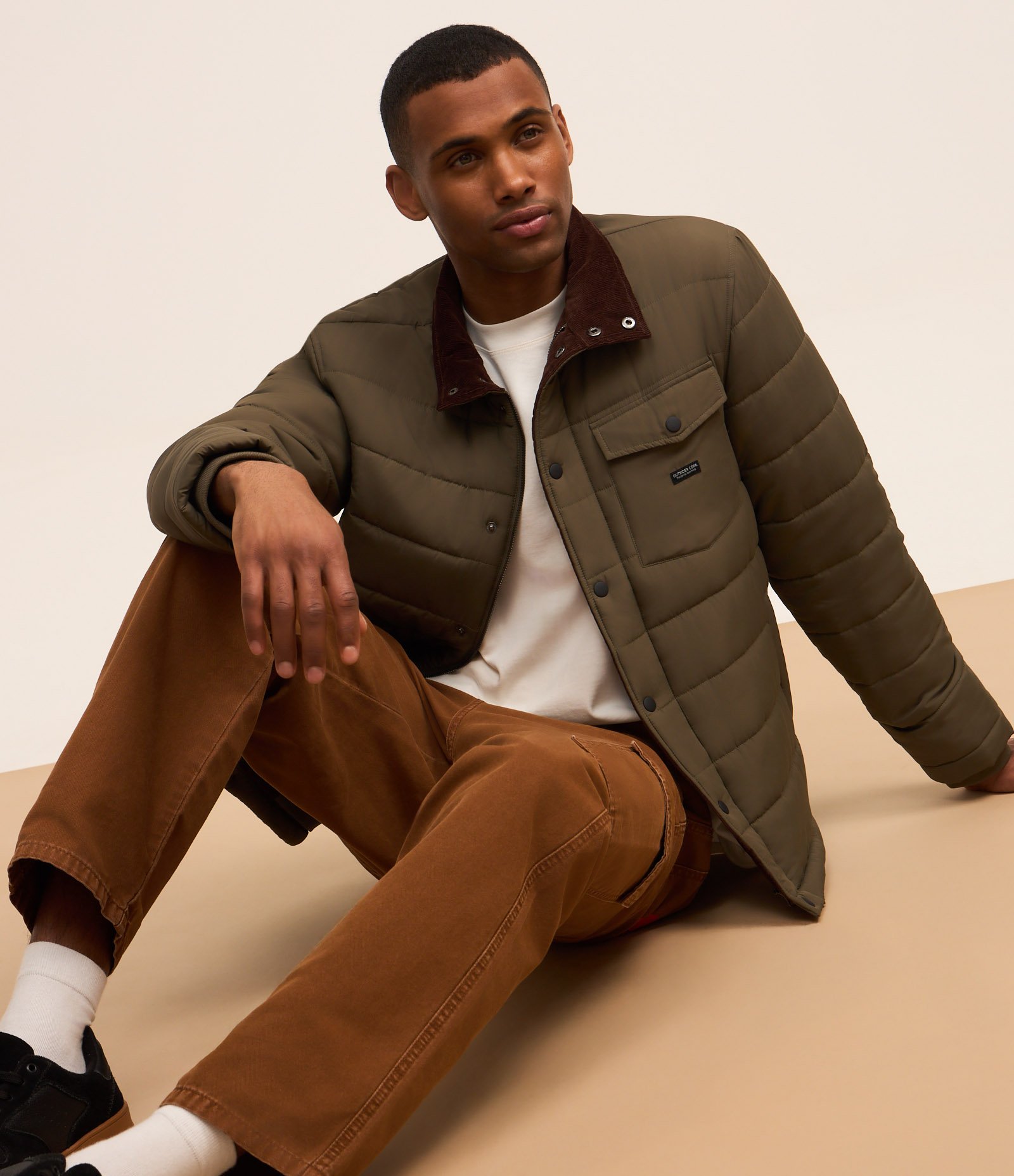 Jaqueta Puffer com Gola Alta Aveludada e Bolso Cargo Marrom 4