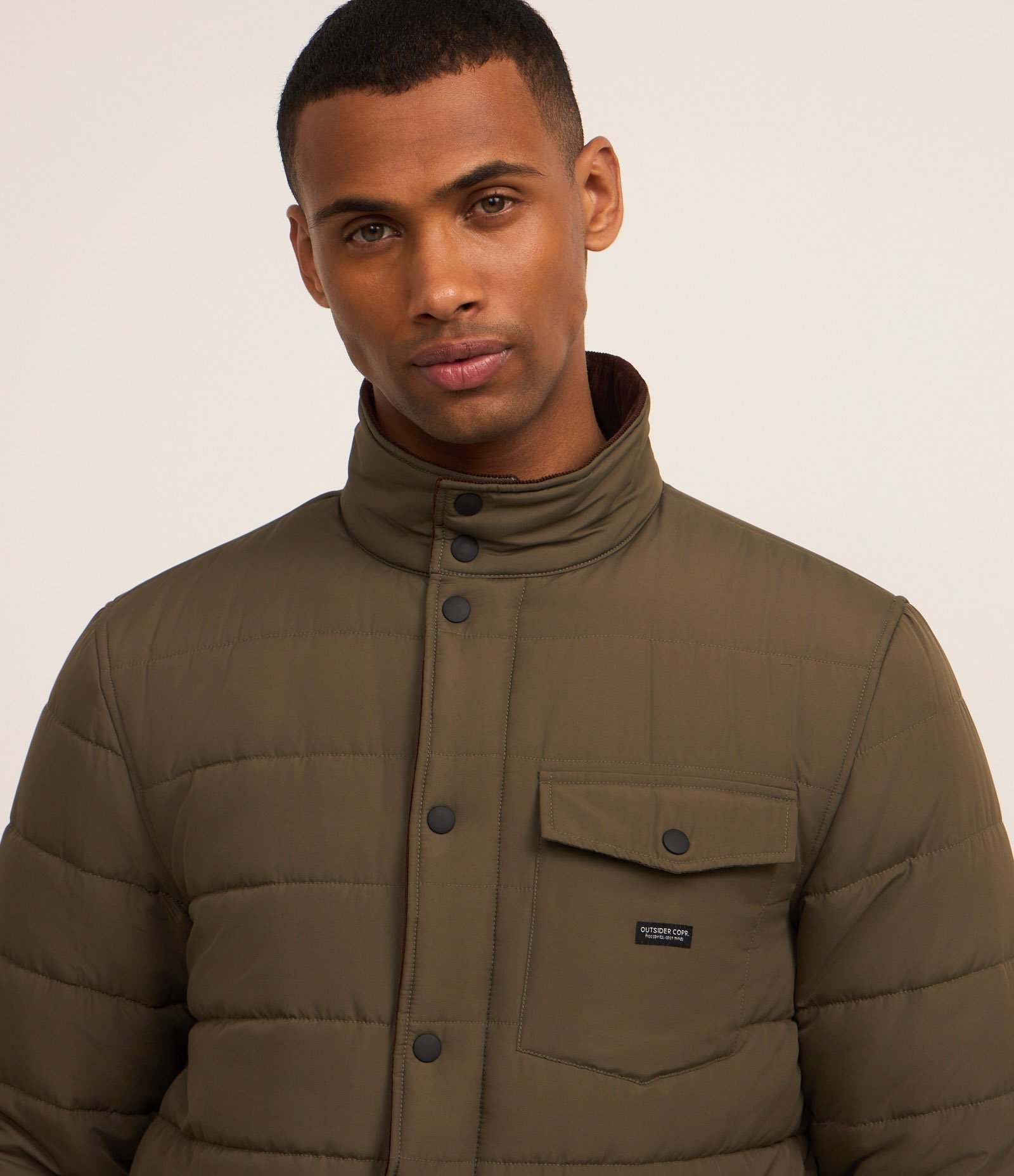 Jaqueta Puffer com Gola Alta Aveludada e Bolso Cargo Marrom 5