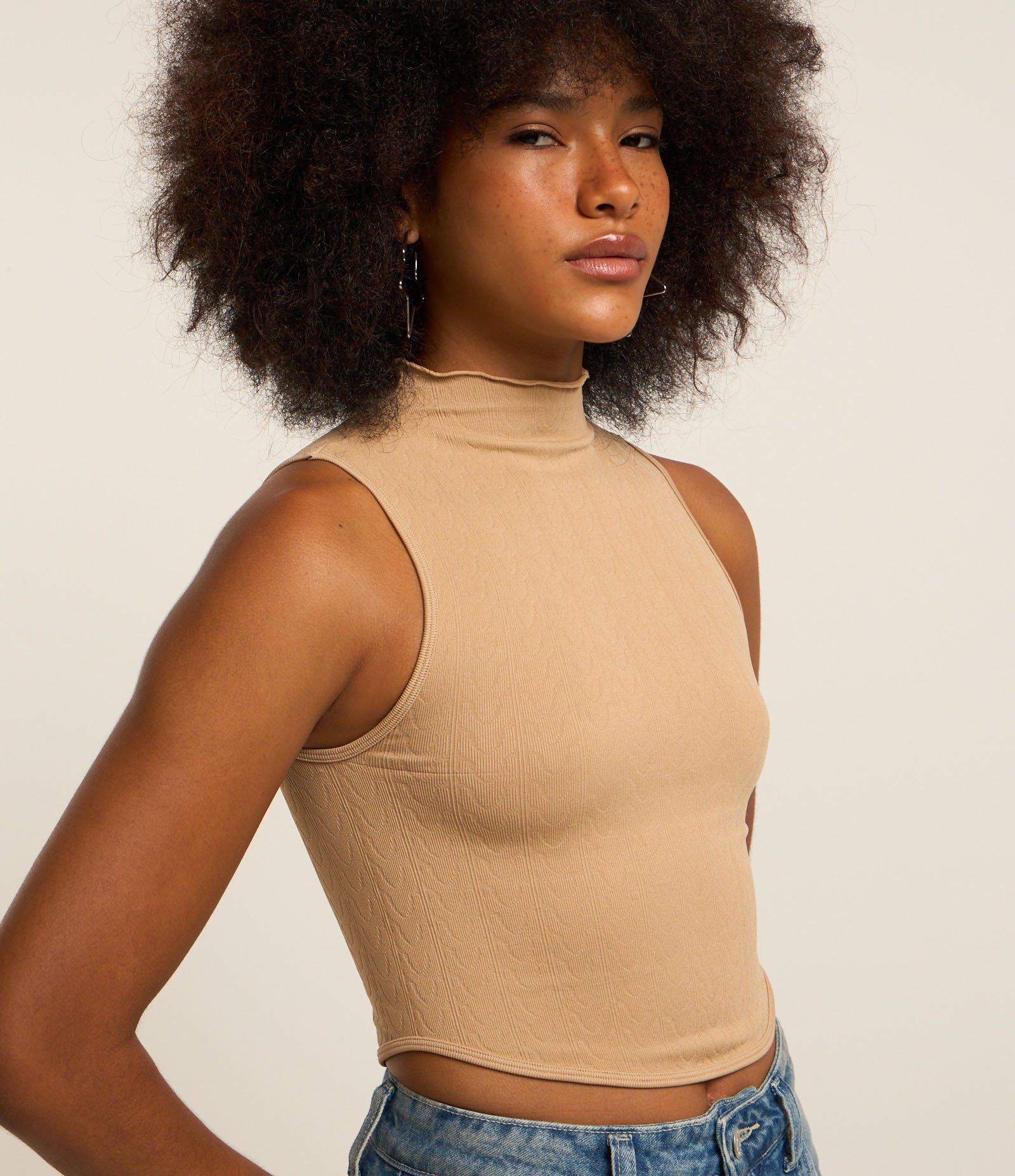 Blusa sem Manga em Poliamida Seamless e Gola Alta com Frufru Bege 3