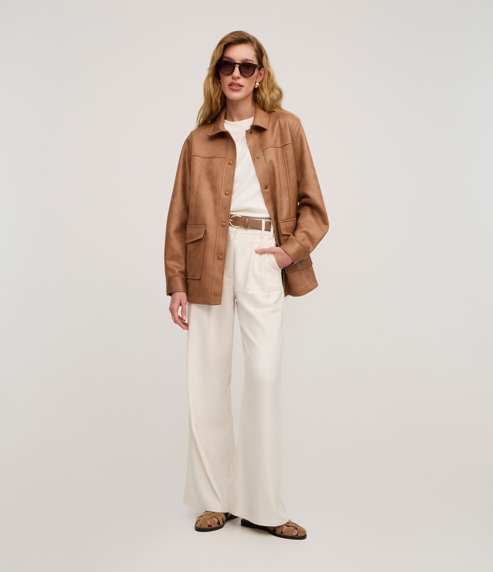 Jaqueta com Bolsos Frontais e Elástico nas Costas Bege 2