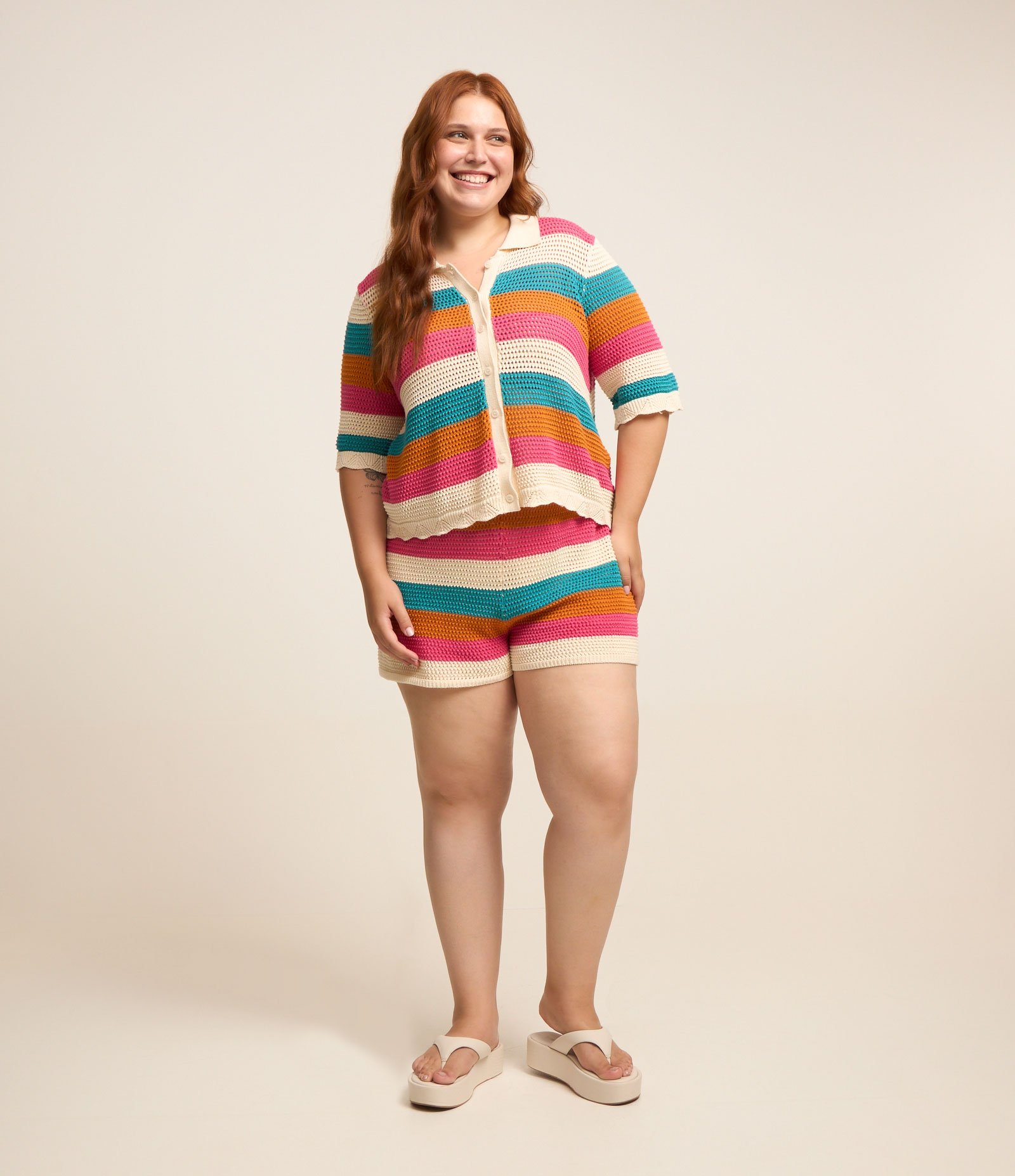 Blusa Efeito Crochê Listrada com Botões Curve & Plus Size Multicores 2