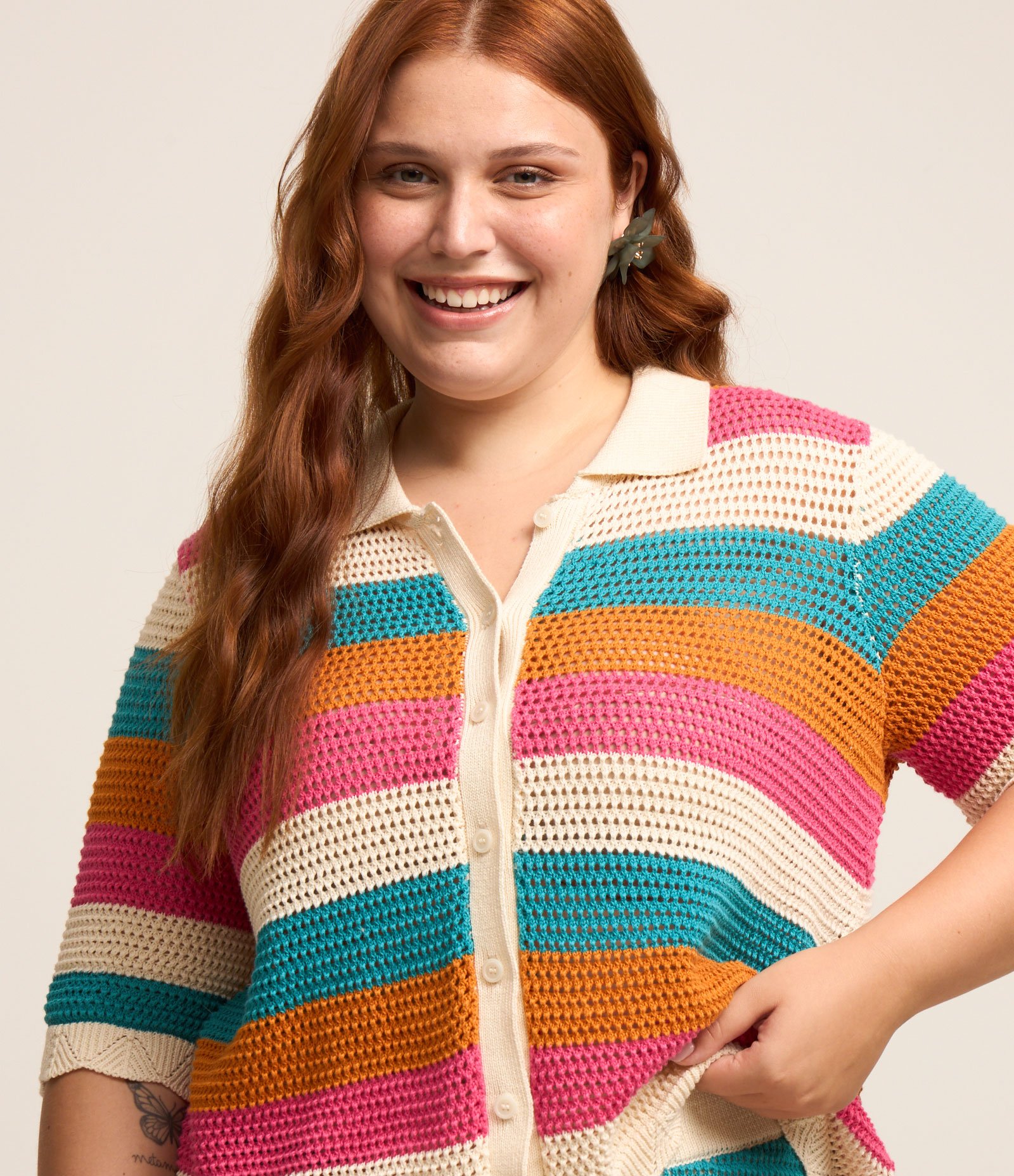 Blusa Efeito Crochê Listrada com Botões Curve & Plus Size Multicores 4