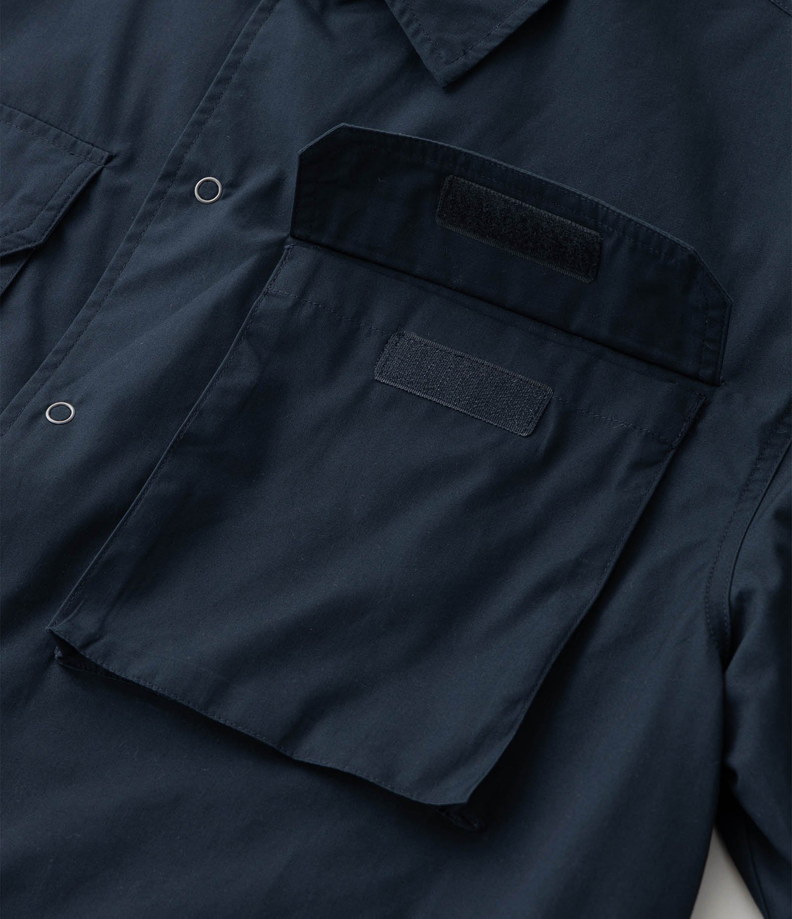 Camisa Boxy em Tricoline com Bolsos Cargo e Etiqueta Azul Marinho 4