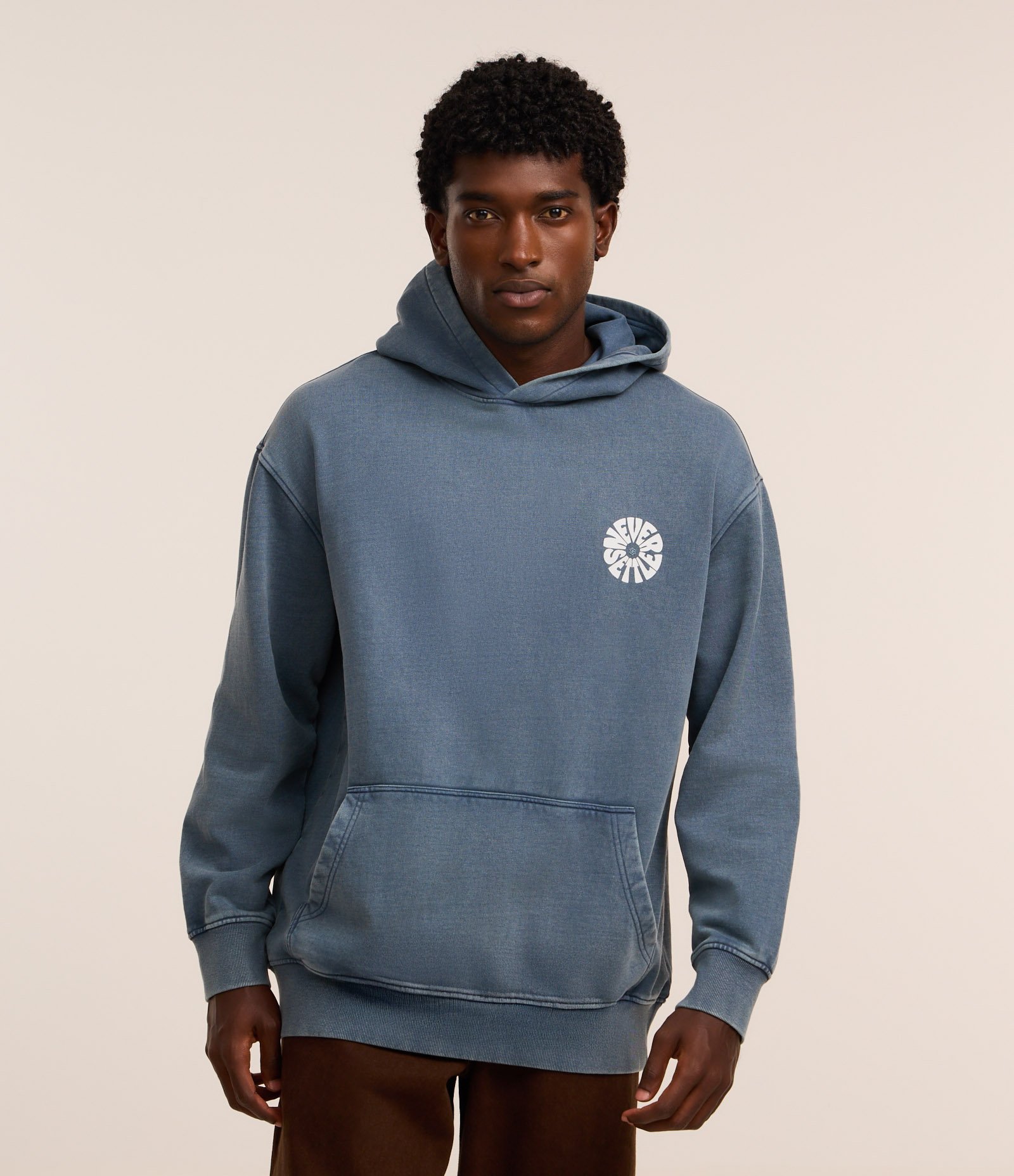 Casaco Relaxed em Moletom com Felpa com Capuz e Estampa Lettering Never Settle Azul 1