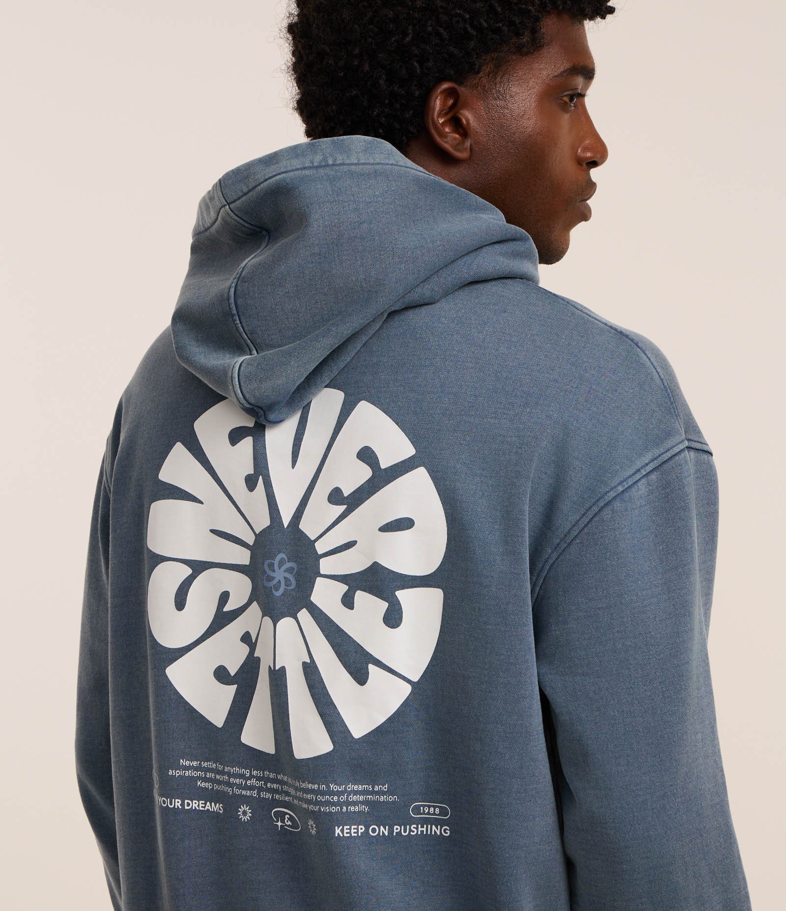 Casaco Relaxed em Moletom com Felpa com Capuz e Estampa Lettering Never Settle Azul 3