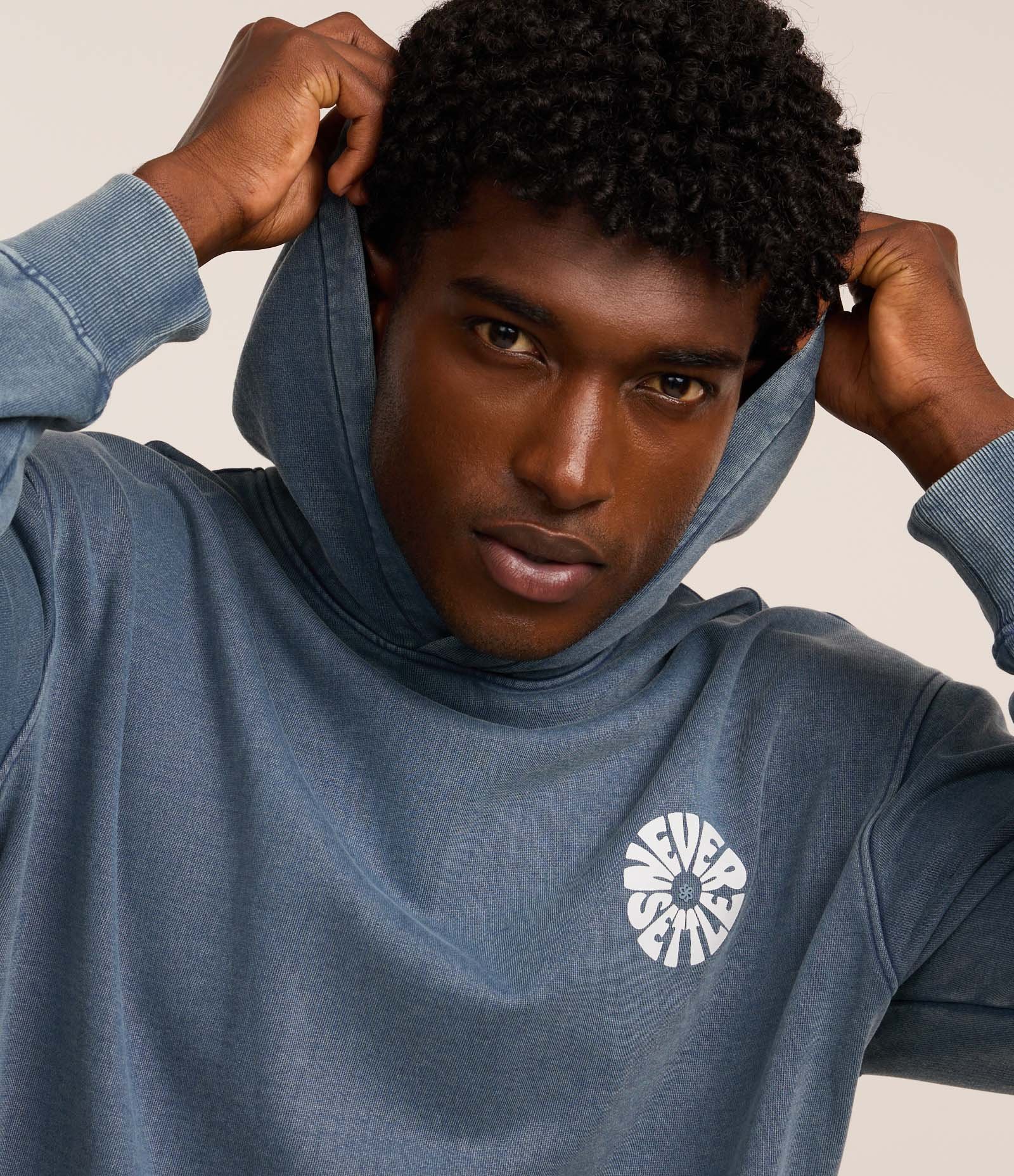 Casaco Relaxed em Moletom com Felpa com Capuz e Estampa Lettering Never Settle Azul 4