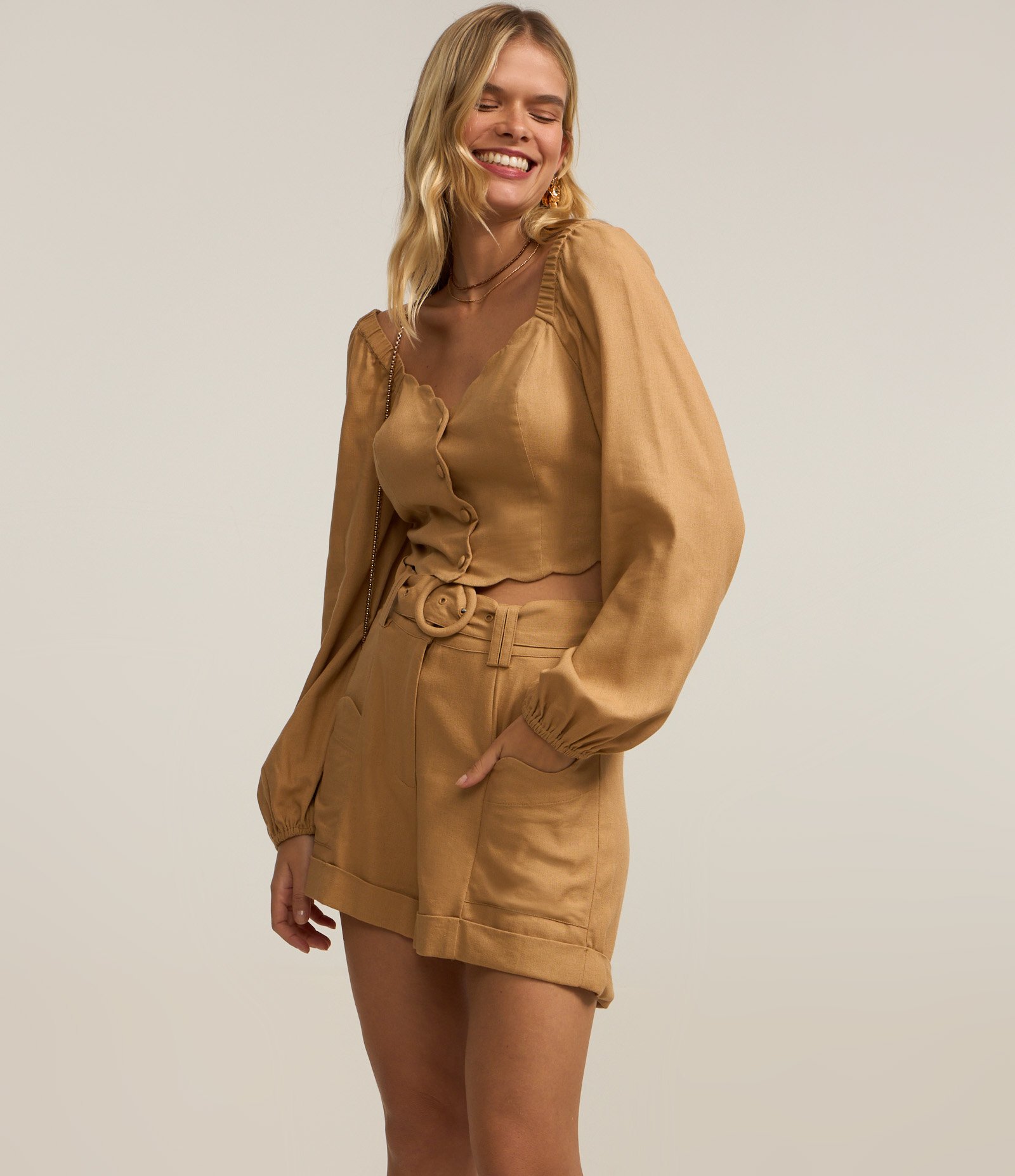 Short Curto em Viscose e Linho com Cinto Faixa e Fivela Redonda Bege 2