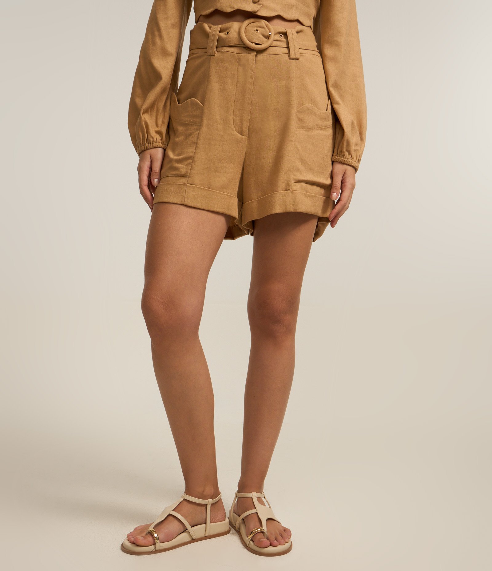 Short Curto em Viscose e Linho com Cinto Faixa e Fivela Redonda Bege 3