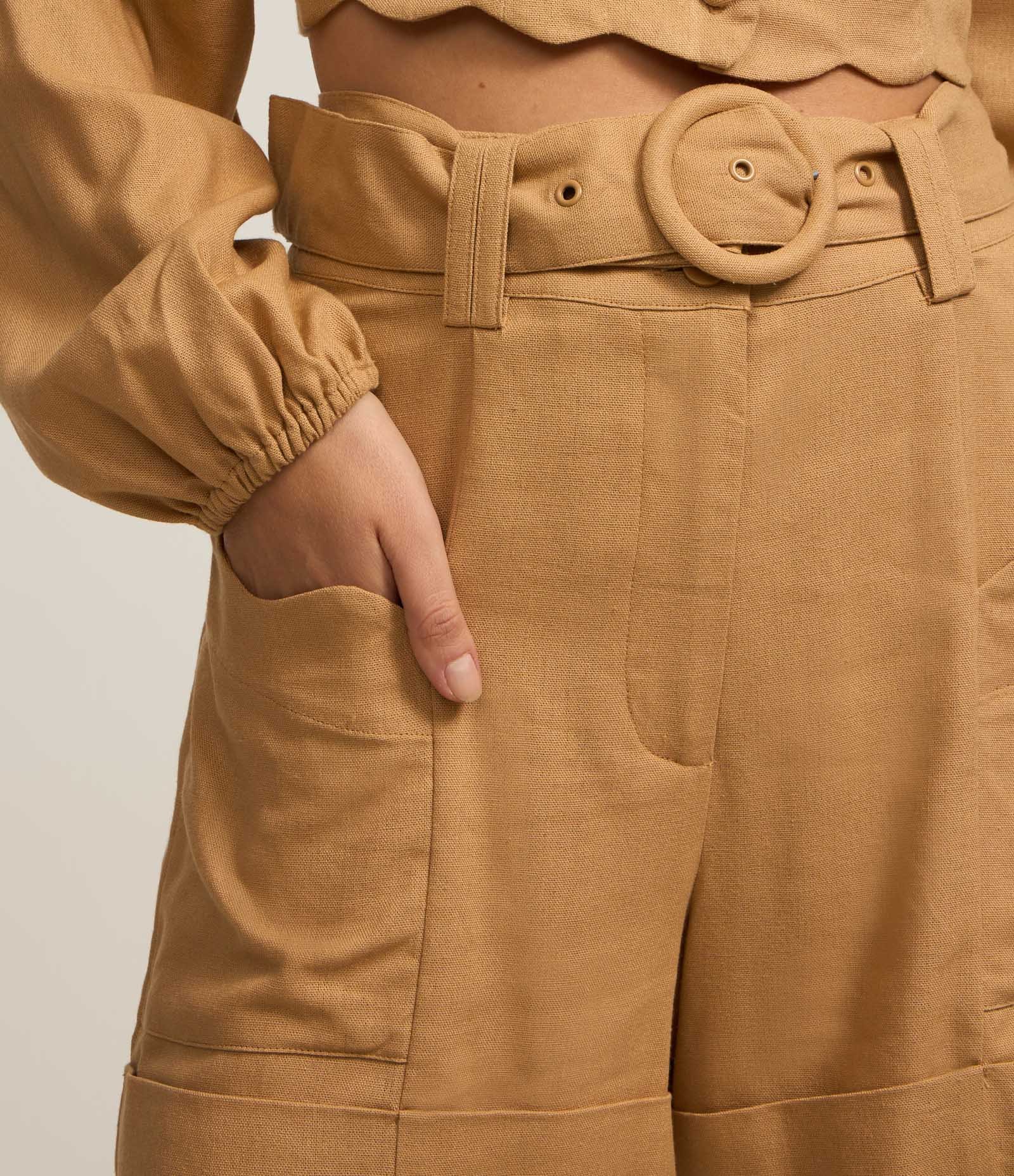 Short Curto em Viscose e Linho com Cinto Faixa e Fivela Redonda Bege 4