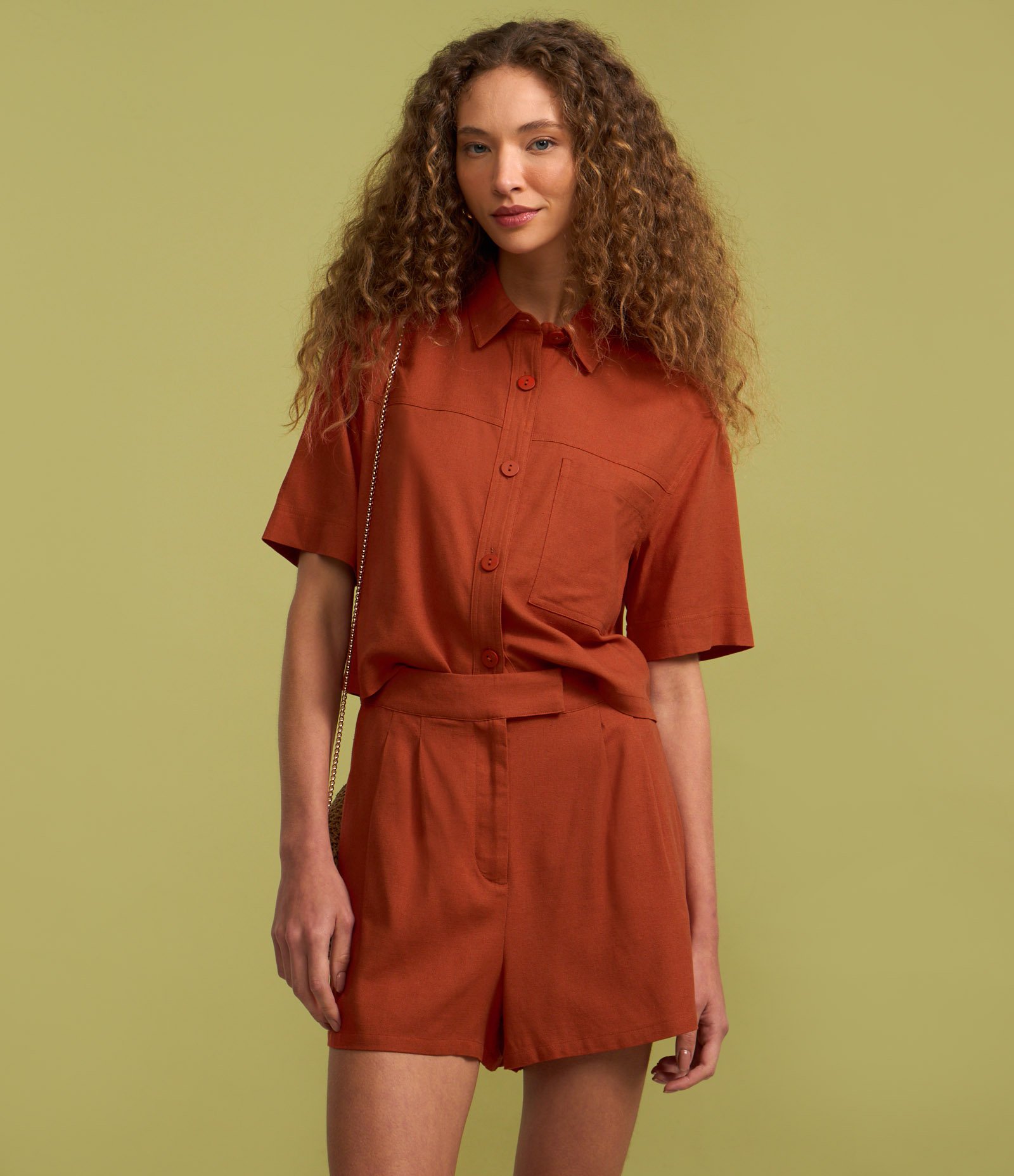 Short Curto em Viscose em Linho com Pregas e Bolsos Laranja 4